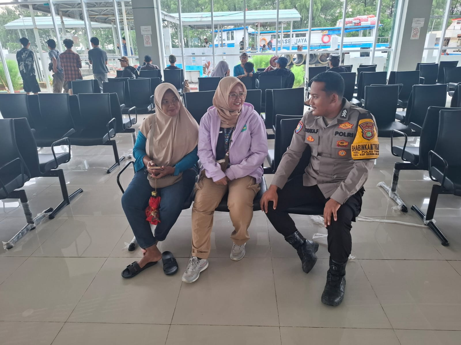 Bhabinkamtibmas Pulau Tidung Sambangi Warga, Ajak Jaga Kamtibmas dan Sosialisasikan Layanan 110