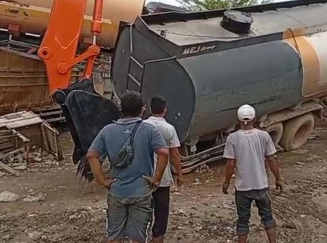 Polres Aceh Tamiang Evakuasi Truck Tangki Pasca Bencana Banjir Bandang