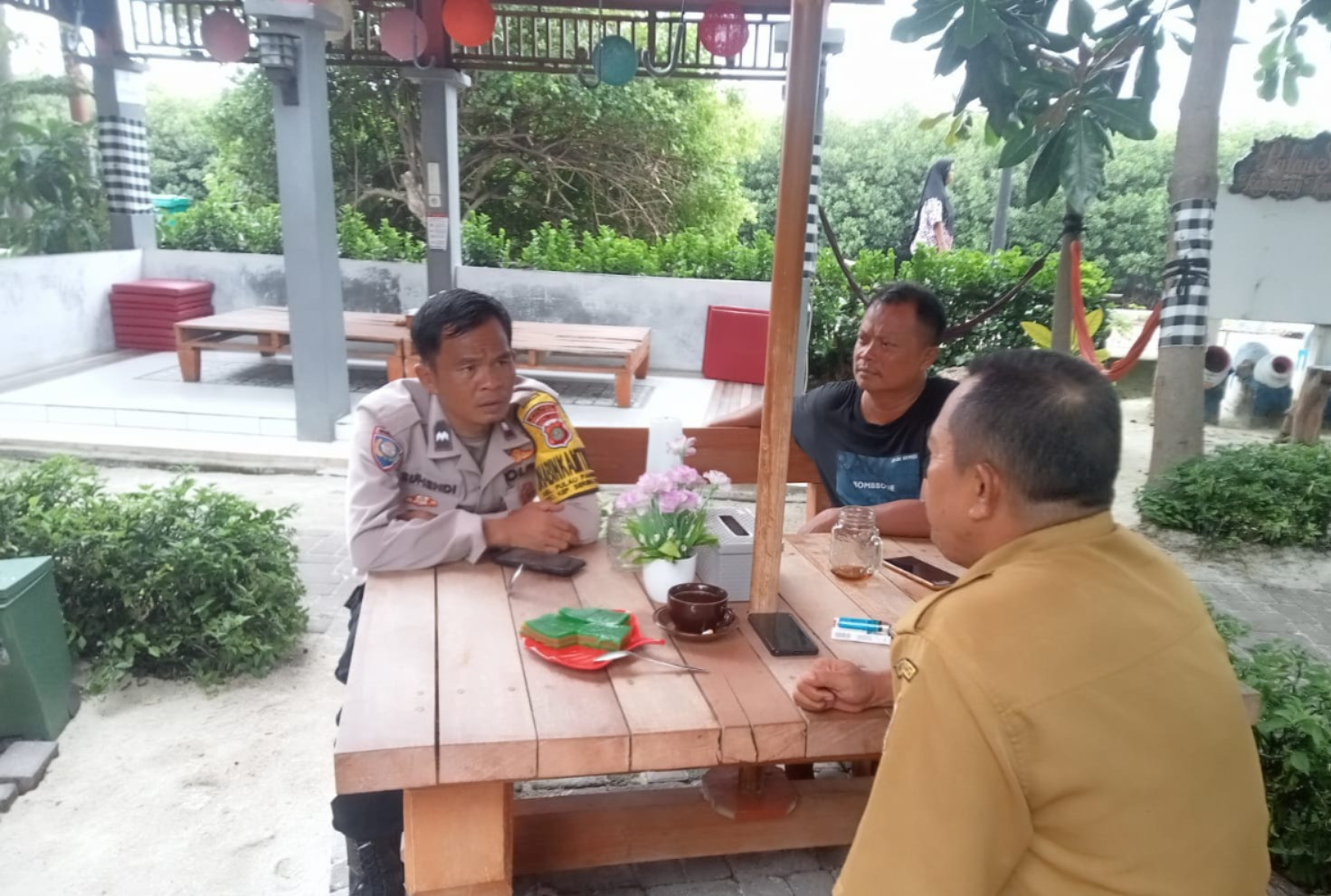 Cegah Premanisme, Bhabinkamtibmas Pulau Panggang Sambang Tokoh Masyarakat dan Himbau Warga Jauhi Judi Online