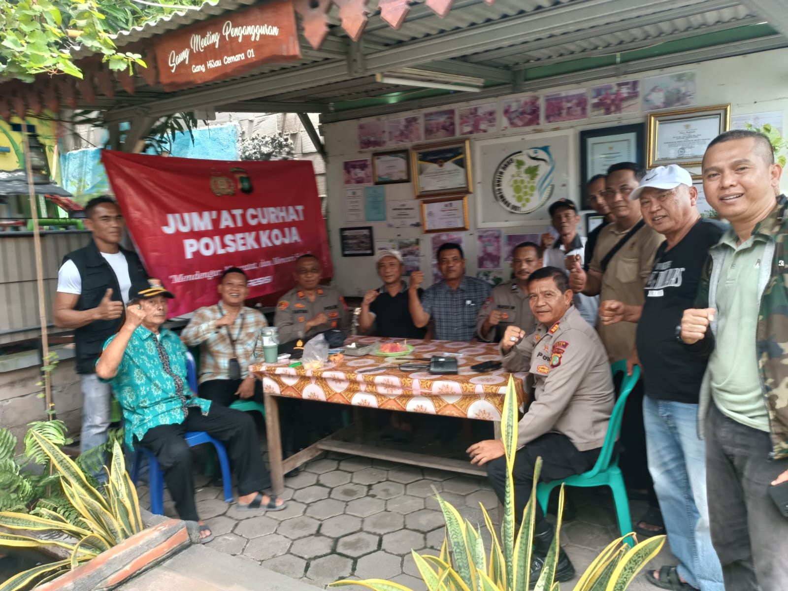 Polsek Koja Giat "Jumat Curhat" di Tugu Utara: Mendekatkan Kepolisian dengan Warga