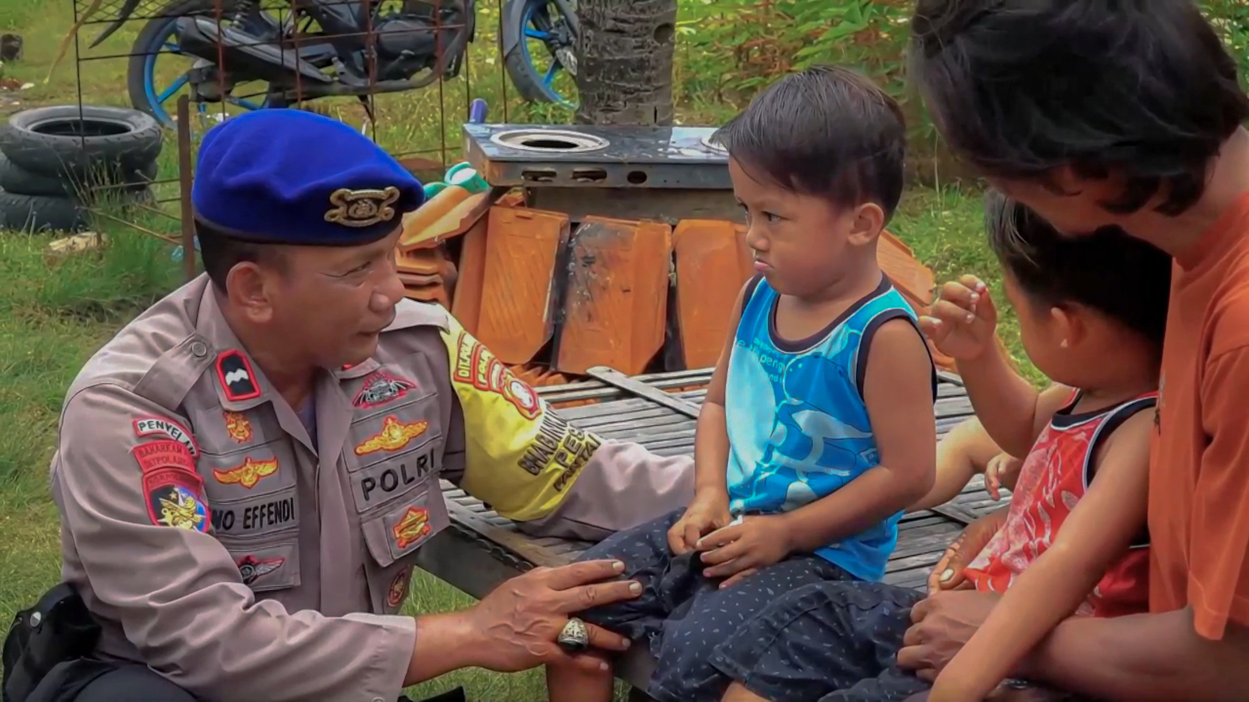 Bhabinkamtibmas Polair Evakuasi Balita Sakit Hernia di Muara Gembong, Dioperasi di RS Polri
