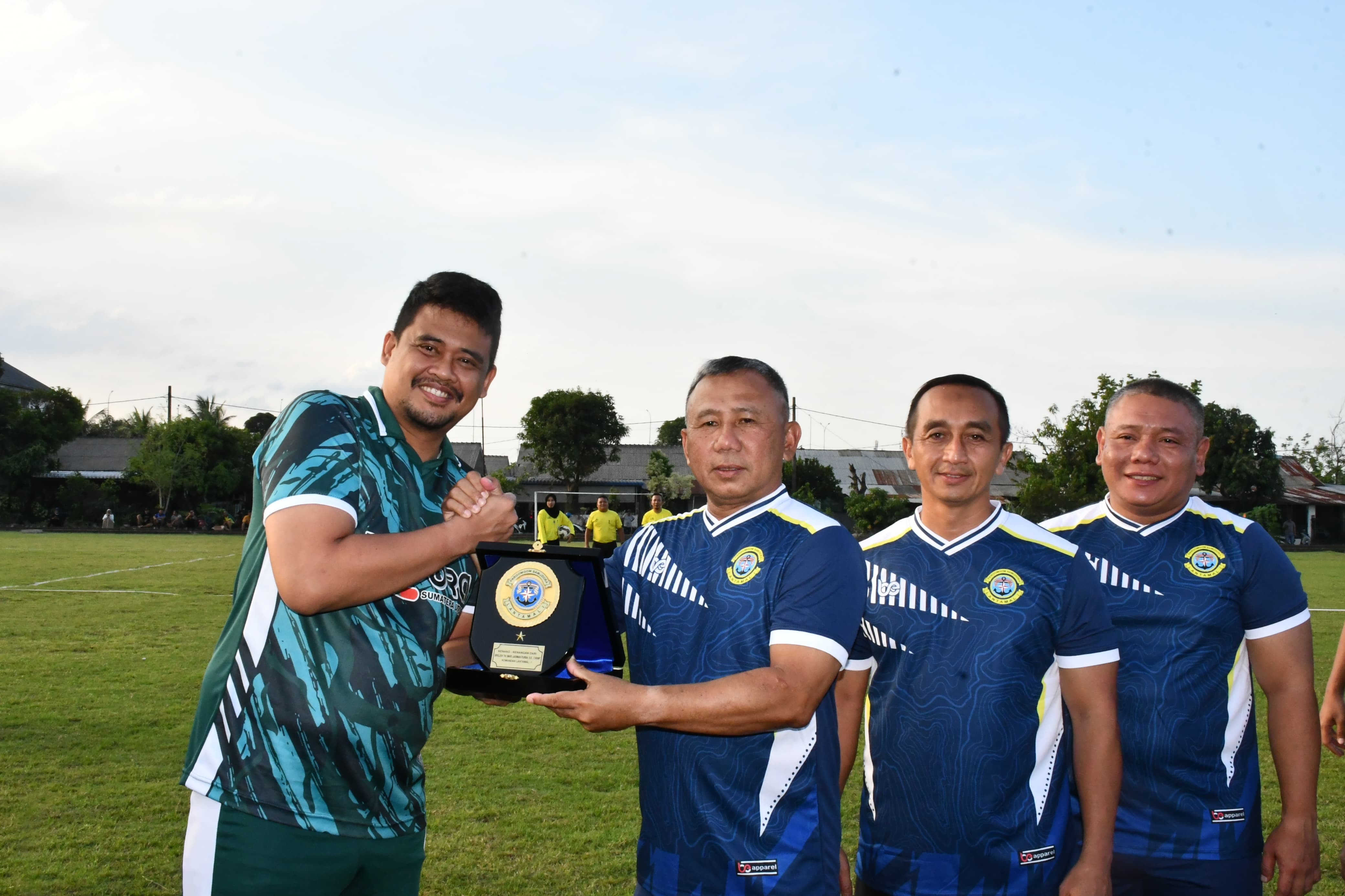 Tingkatkan Sinergitas dan Kebersamaan, Gubernur Sumut dan Komandan Lantamal I Ikuti Pertandingan Sepak Bola Persahabatan