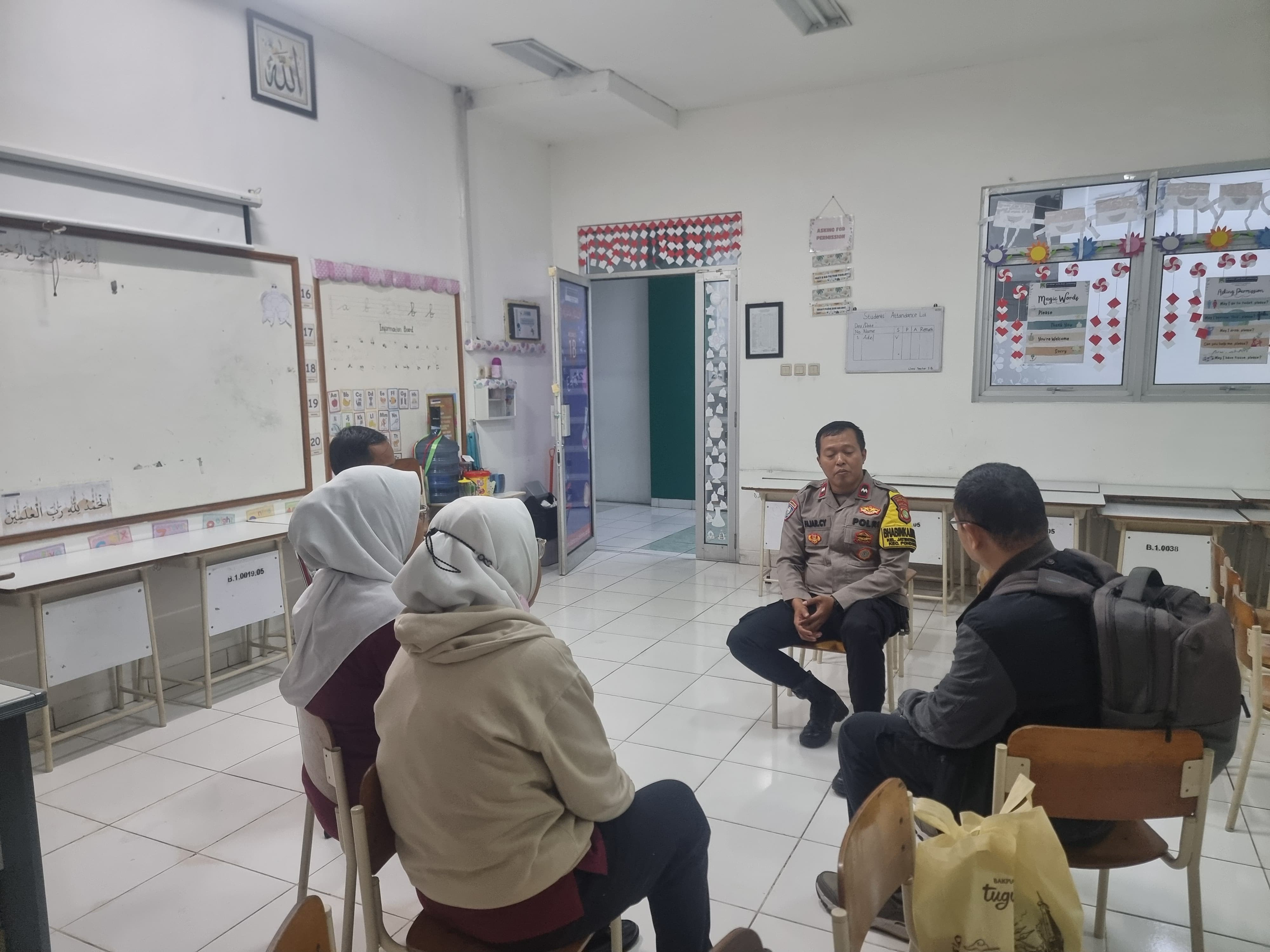 Jamin Keamanan Sekolah, Polsek Pondok Gede Gelar Sosialisasi dan Patroli Dialogis di Al Azhar Syifa Budi
