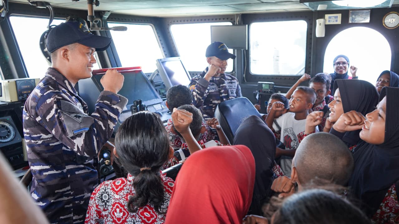 Tanamkan Semangat Bahari, Kodaeral IX Kenalkan Kapal Perang Republik Indonesia (KRI) Kerapu-812 Ke Masyarakat