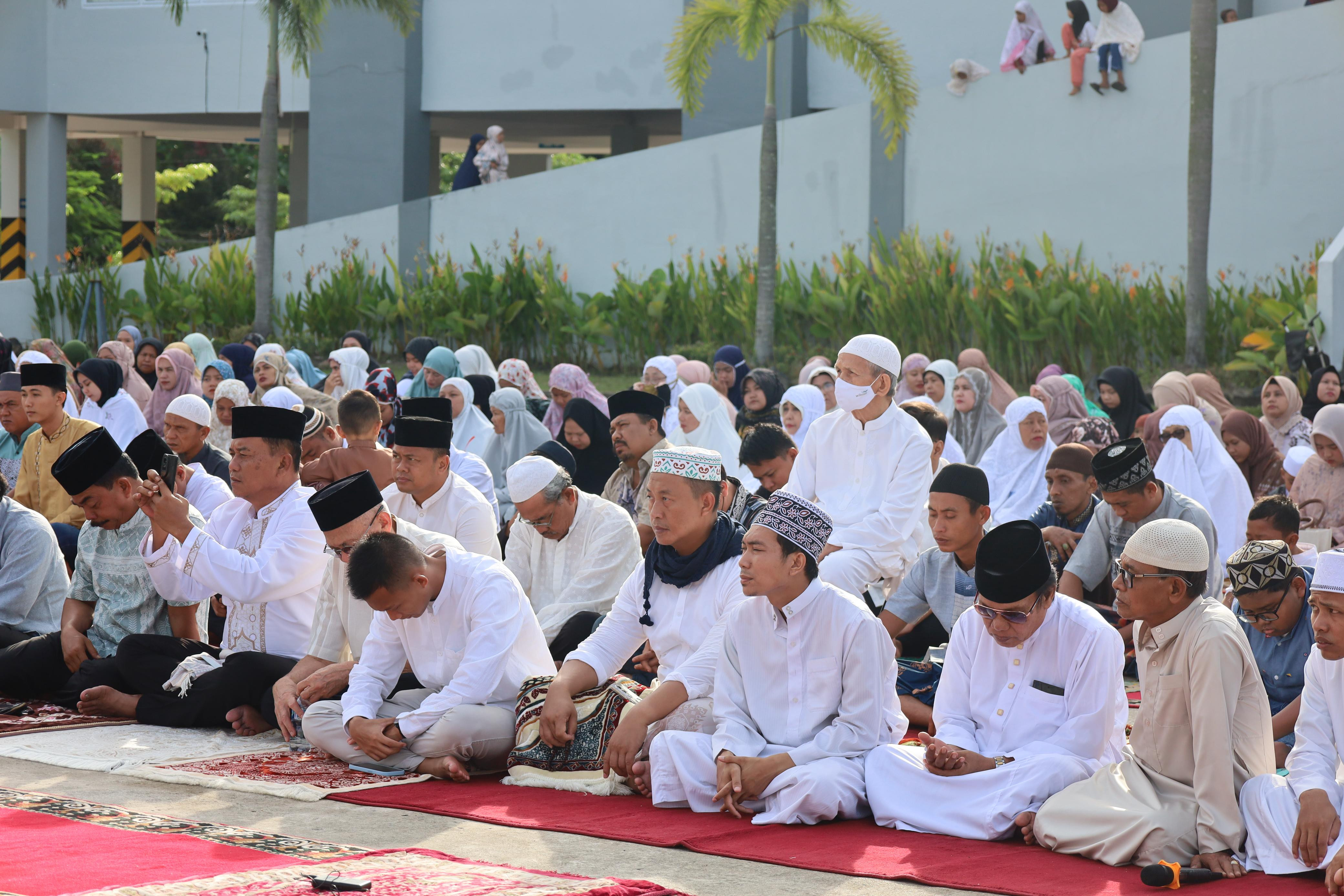 Semangat Raih Keberkahan di Hari Raya Idul Adha 1446 H, Danlanal Bersama Keluarga Besar Lanal Dumai Laksanakan Sholat Idul Adha Bersama Masyarakat