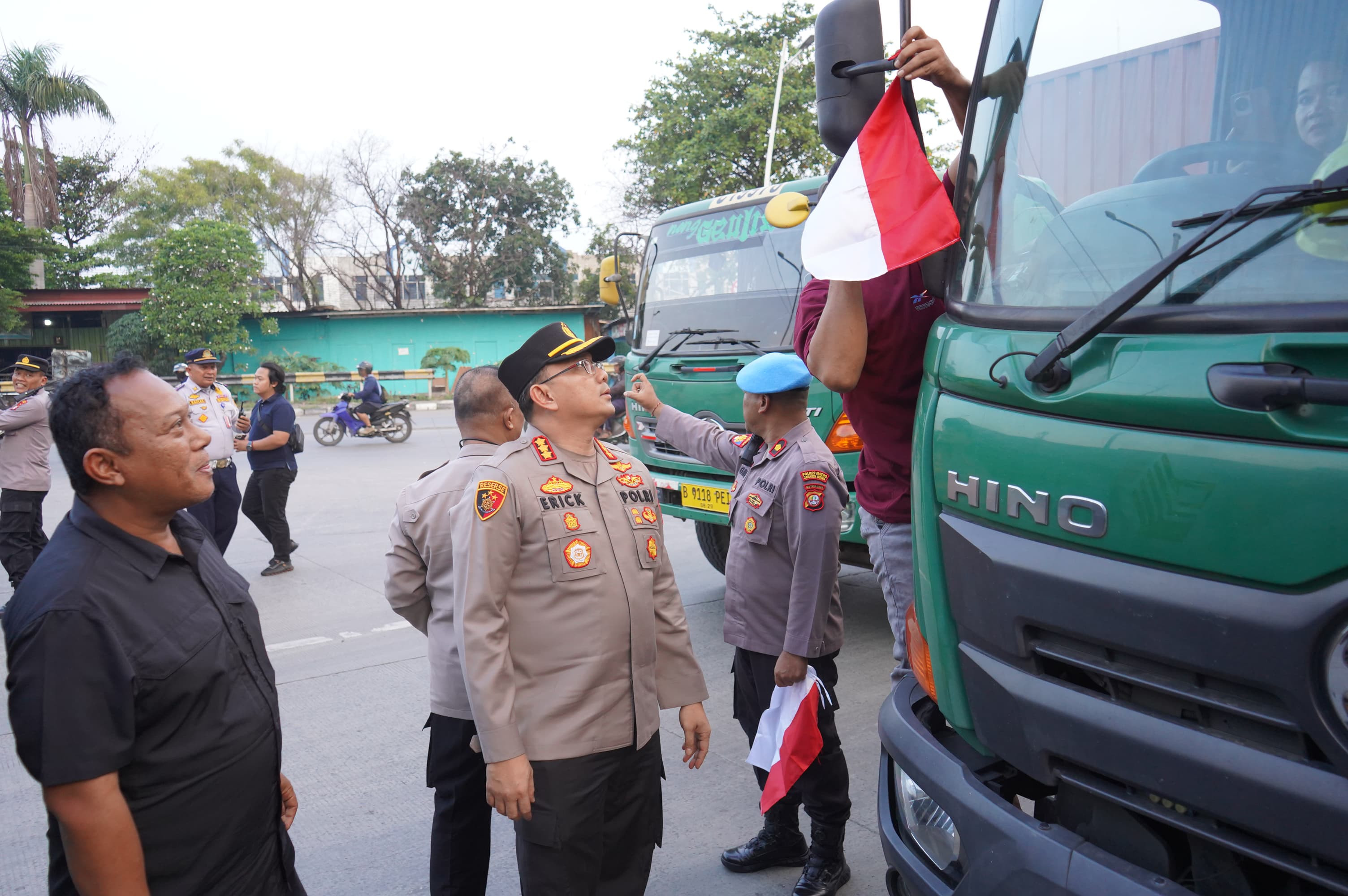 Sambut Hari Kemerdekaan, Kapolres Metro Jakarta Utara Bagikan 100 Bendera Merah Putih di Wilayah Jakarta Utara