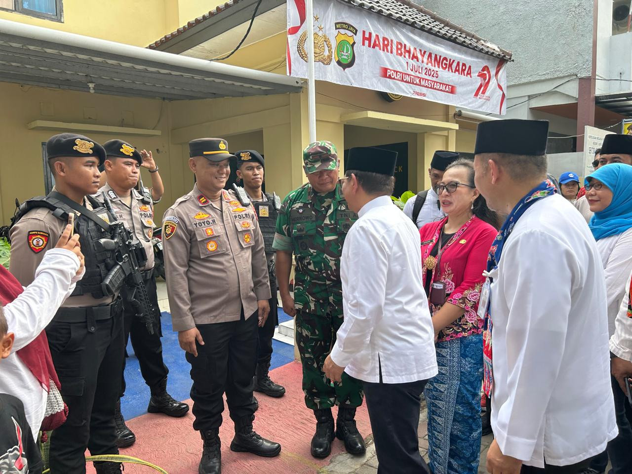 Polsek Kepulauan Seribu Utara Amankan Kunjungan Gubernur DKI Jakarta ke Pulau Kelapa, Tanam Mangrove hingga Serahkan Bibit Ikan