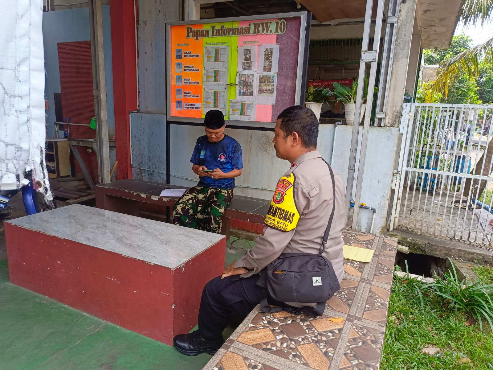 Cegah Curanmor, Bhabinkamtibmas Bantargebang Sambangi Warga dengan Pesan 'Kunci Ganda'