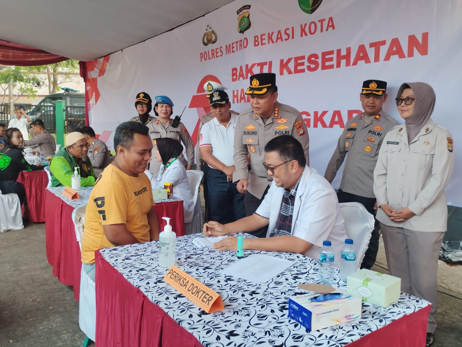 Sambut HUT Bhayangkara Ke-79 Polres Metro Bekasi Kota Gelar Bakti Kesehatan dan Bagikan Sembako