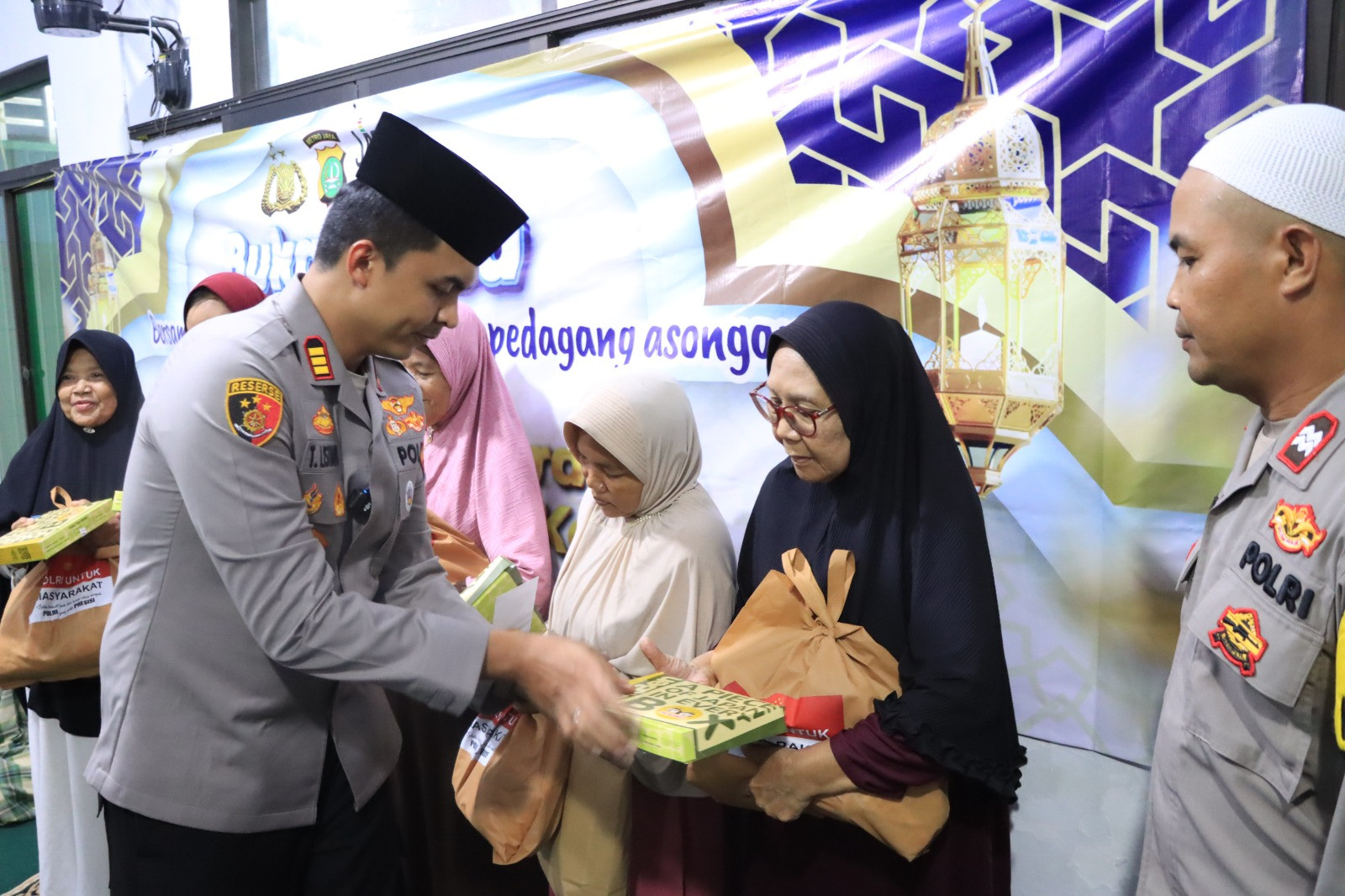 Ramadhan Penuh Kepedulian, Wakapolres Bekasi Kota dan Kapolsek Bekasi Utara Berbagi Sembako dengan Pemulung dan Kaum Dhuafa