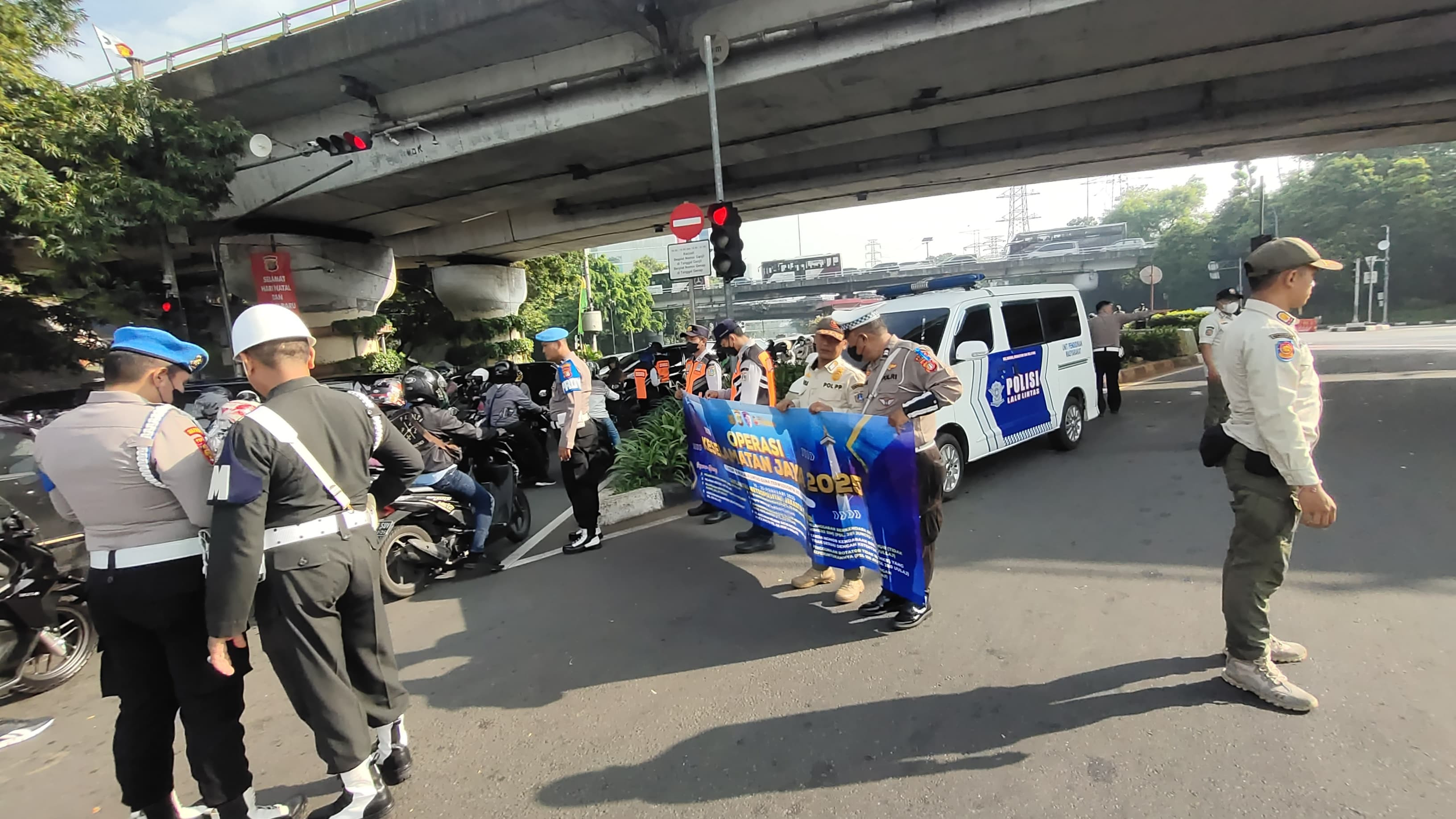 Operasi Keselamatan Jaya 2025 Polres Jakarta Timur Sosialisasikan Tertib Lalu Lintas di TL Halim Baru