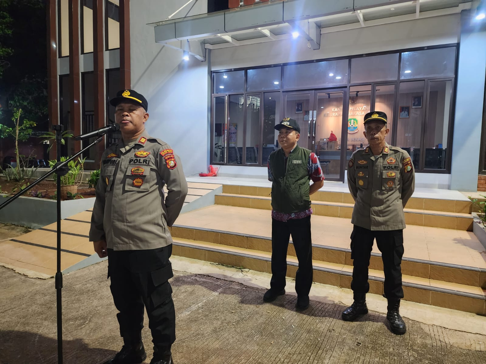 Sinergi Tiga Pilar, Kapolsek Bekasi Barat Pimpin Penertiban Atribut Ormas dan LSM Ilegal