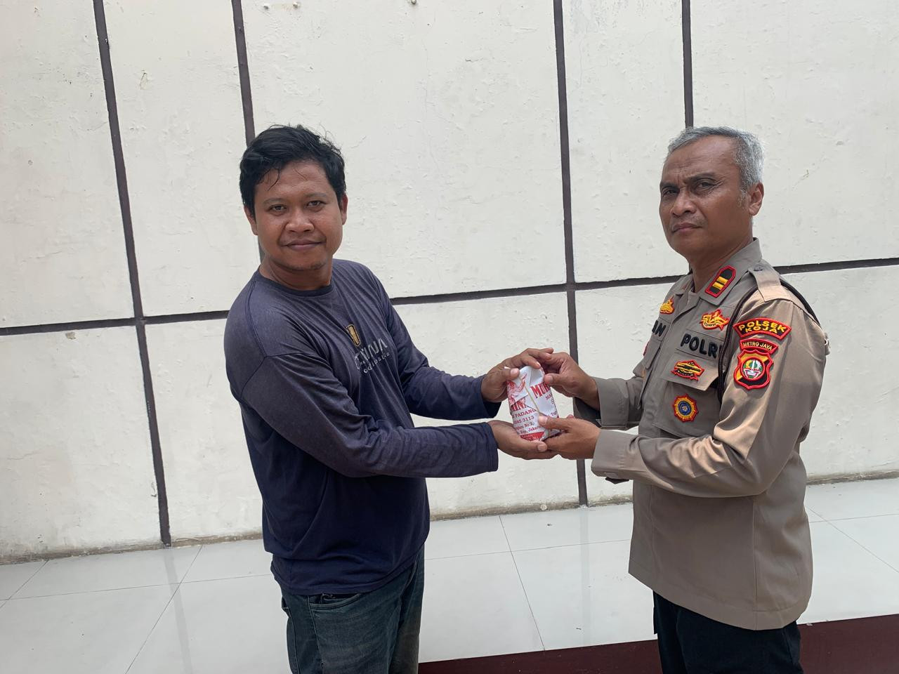 Jumat Peduli, Polsek Koja Salurkan Bansos dan Ajak Warga Perkuat Keamanan Lingkungan