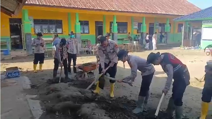 Dukungan Pendidikan Pulih Cepat Pascabanjir, Polres Pidie Jaya Bersihkan Sekolah MIN 1