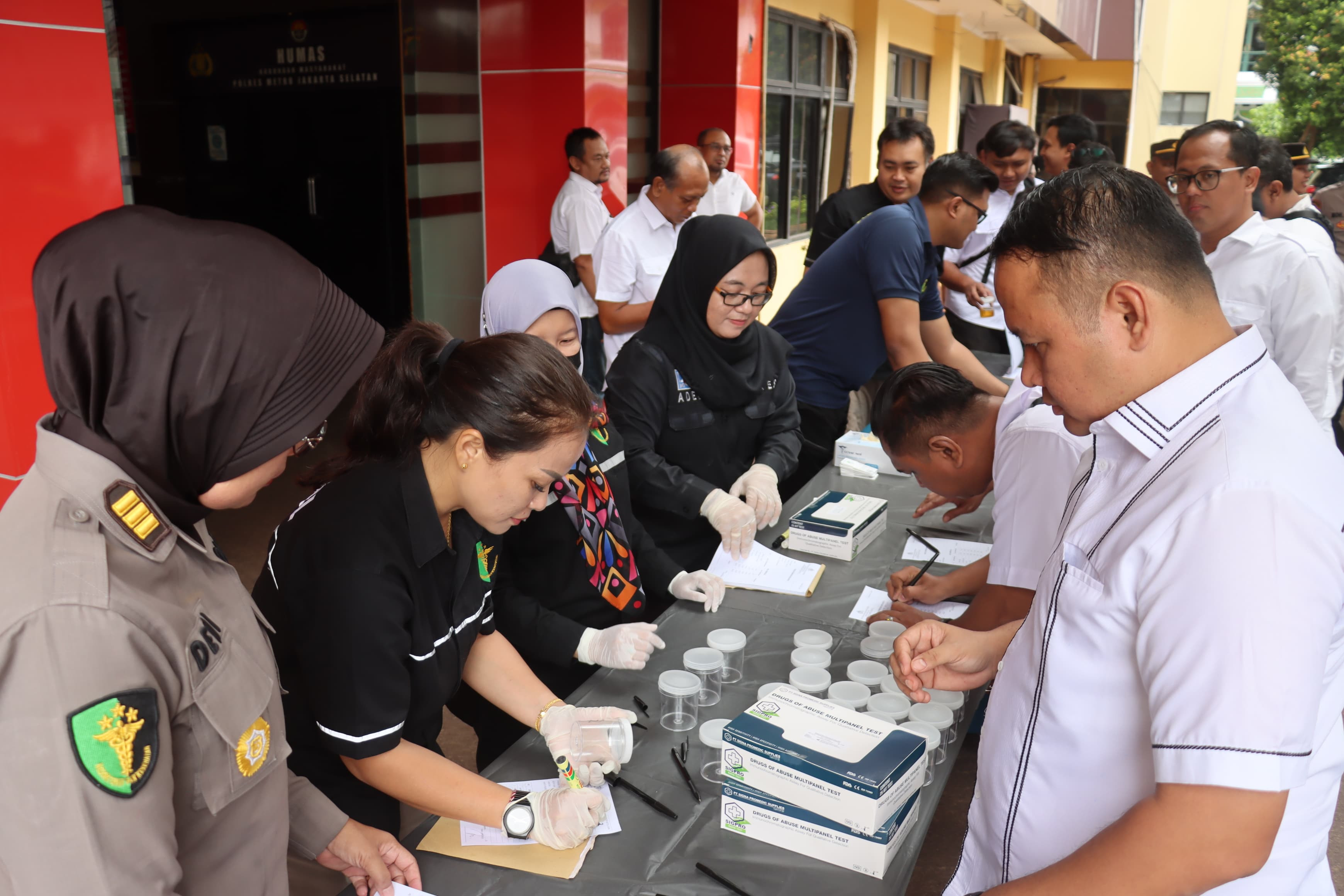 Pemeriksaan Senpi dan Tes Urine Personil Polres Metro Jakarta Selatan: Komitmen Polri dalam Penegakan Disiplin