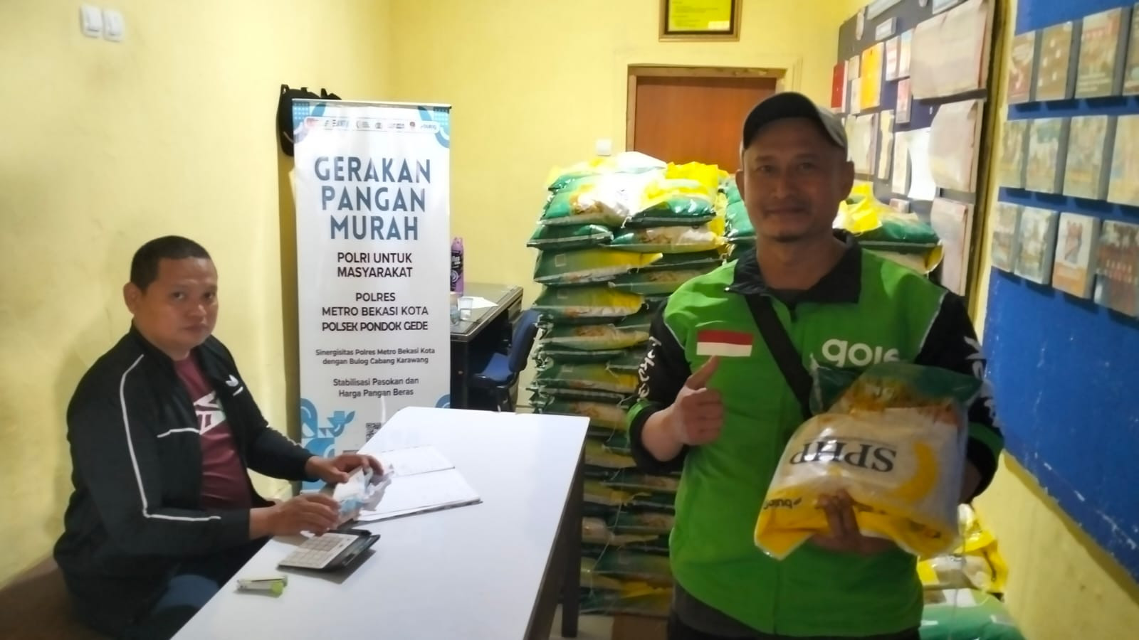 Gerakan Pangan Murah Polsek Pondok Gede Disambut Antusias Warga