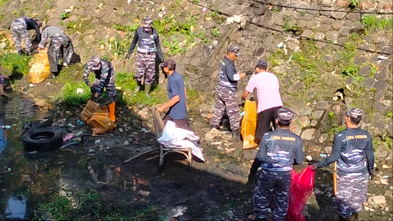 Lanal Bandung dan Agranagara Indonesia Bersih-Bersih Sungai Cicadas Kota Bandung