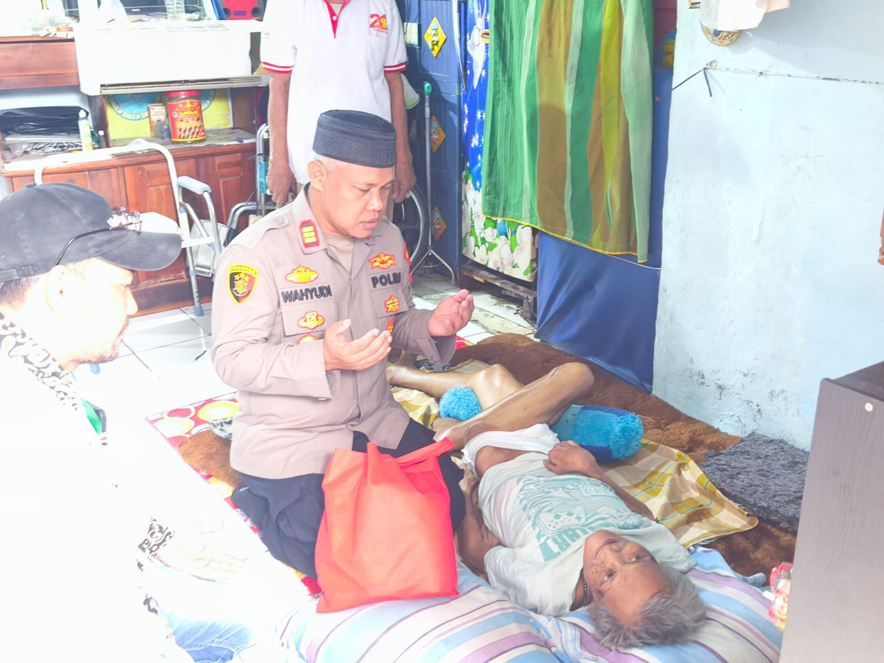 Empati Polri di Bekasi Barat, Kapolsek Datangi Rumah Warga Sakit