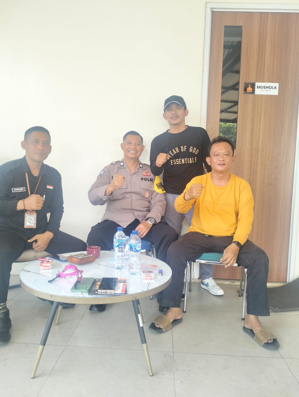 Jaga Kemitraan, Bhabinkamtibmas Bantargebang Sambangi Pos Keamanan Warga