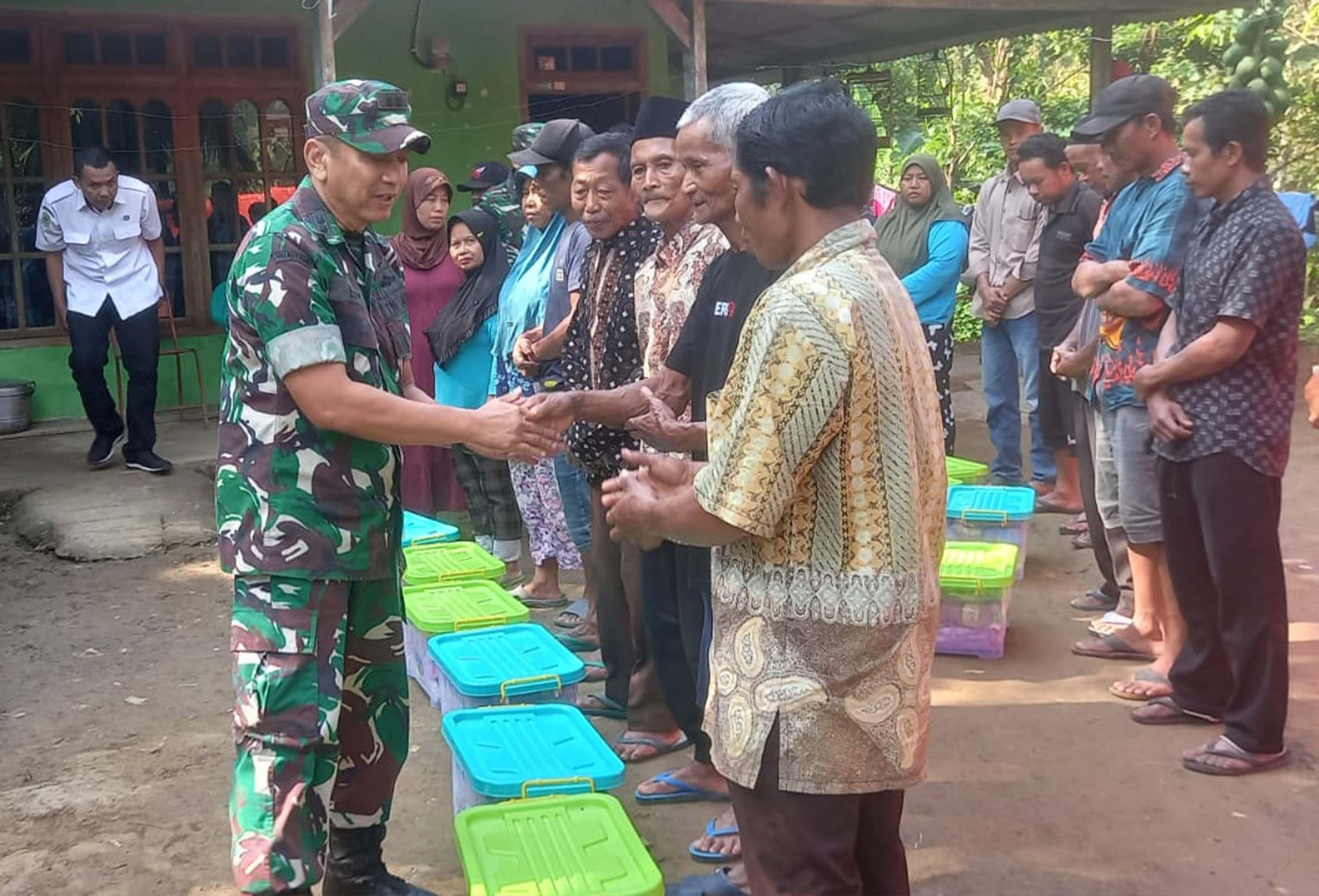 Kodim 0806/Trenggalek Salurkan Bantuan Sembako untuk Korban Longsor di Desa Depok