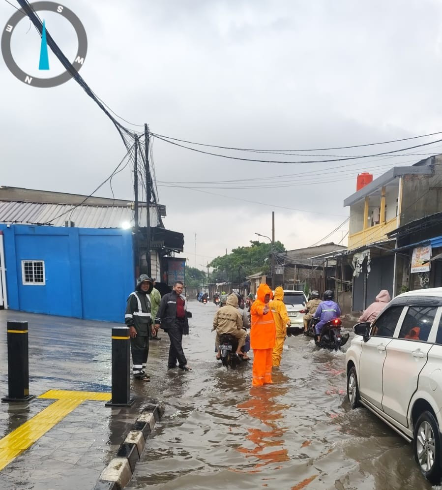 Jaga Jakarta: Polisi Laksanakan Protap Pagi, Bantu Gatur Lalin dan Urai Macet di Kamal Muara