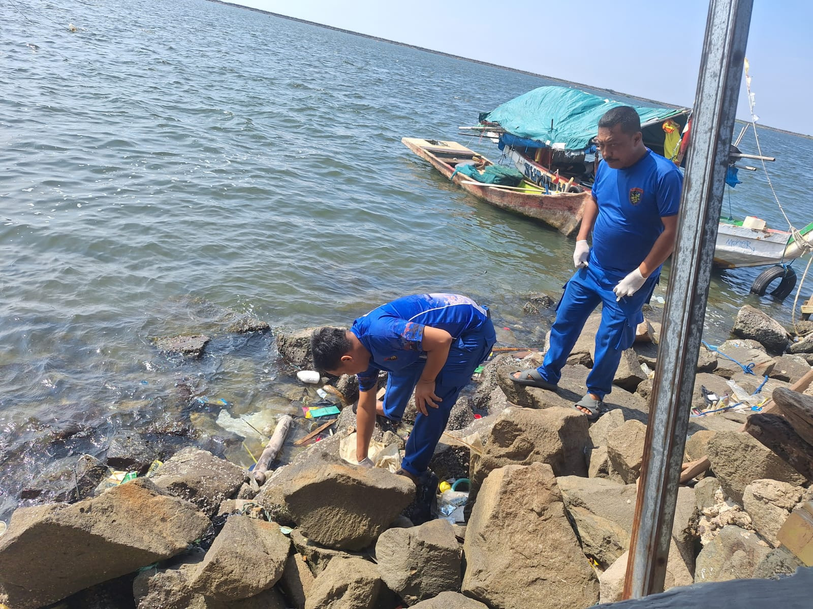 Satpolairud Polres Kepulauan Seribu Gelar Aksi Bersih Pantai di Marina Ancol