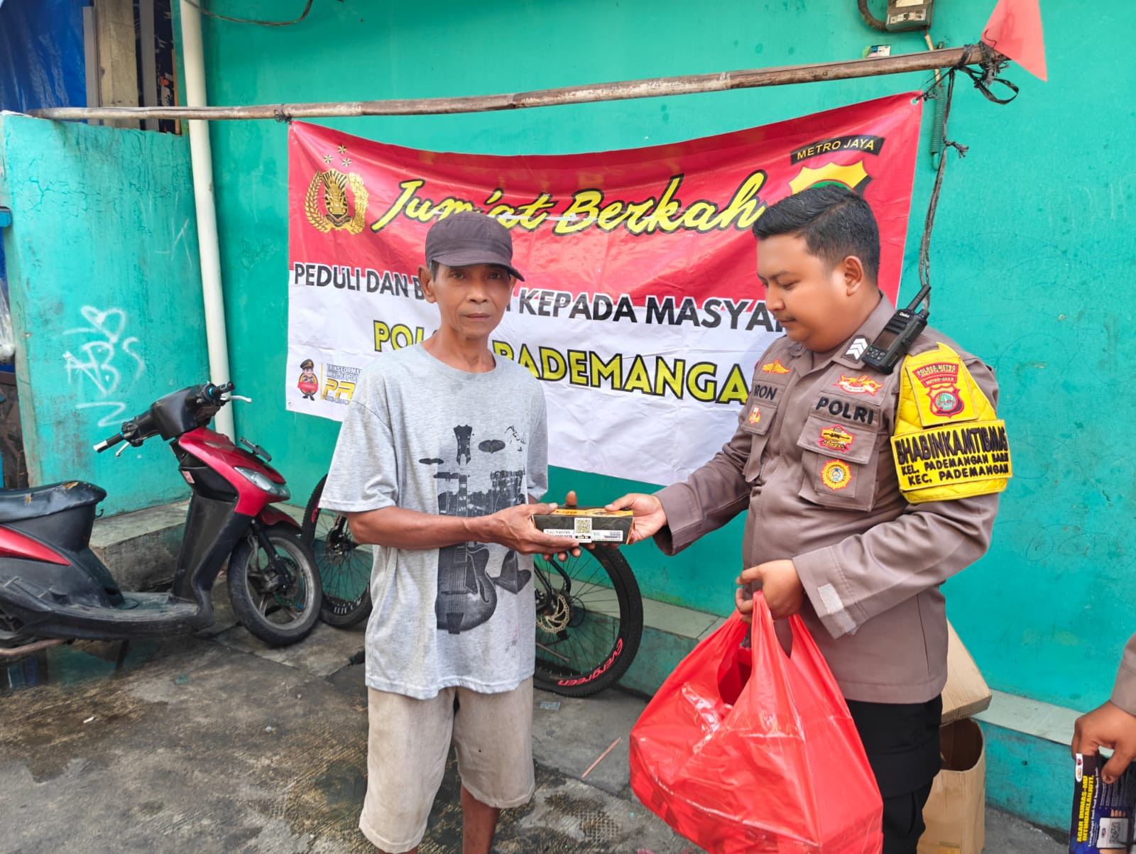 Polsek Pademangan Gelar “Jumat Berkah”, Bagikan 50 Nasi Kotak untuk Warga