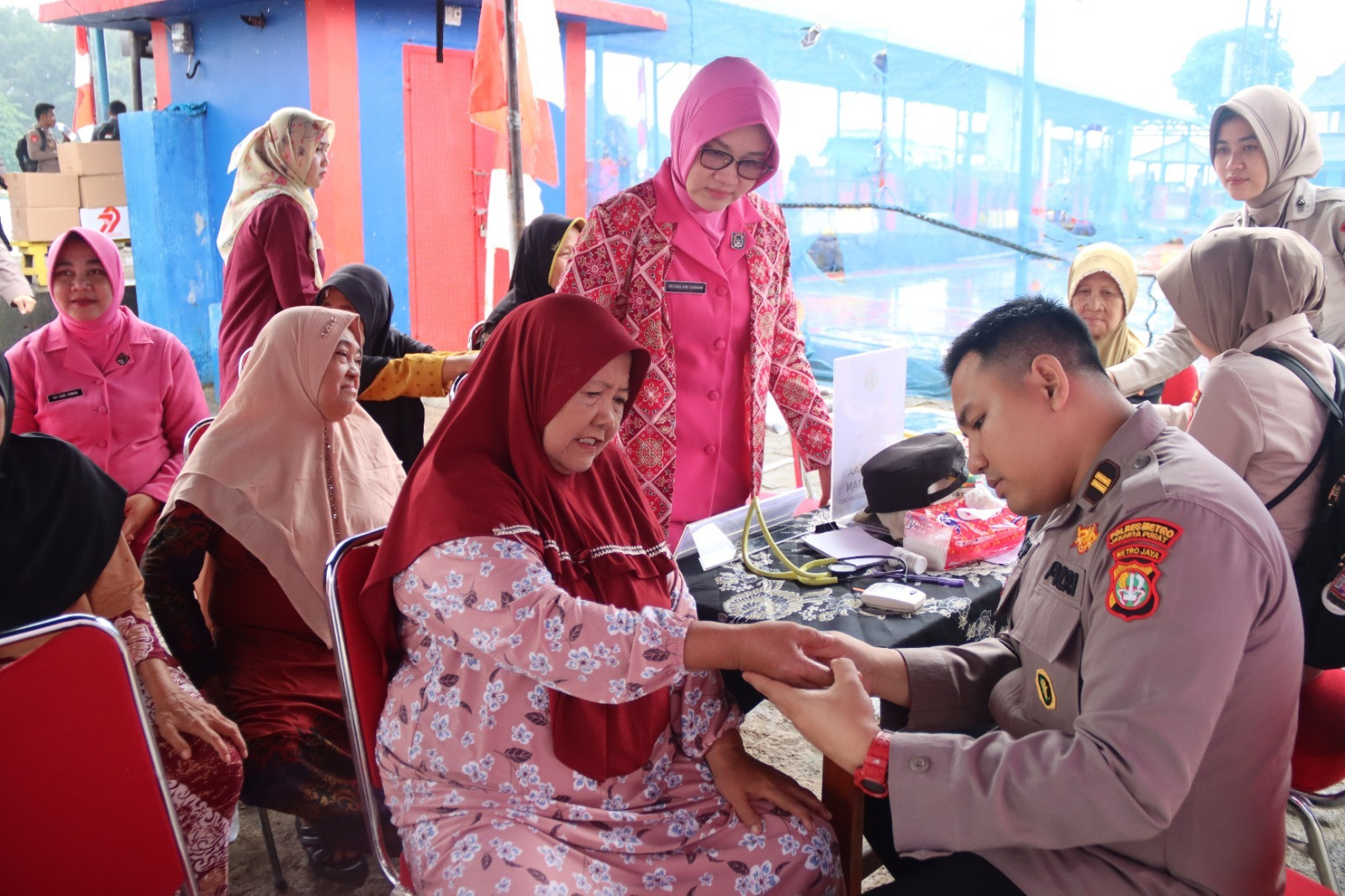 Bhayangkari dan Sidokkes Polres Kepulauan Seribu Gelar Bakti Sosial Kesehatan di Pulau Panggang Sambut Hari Bhayangkara ke-79