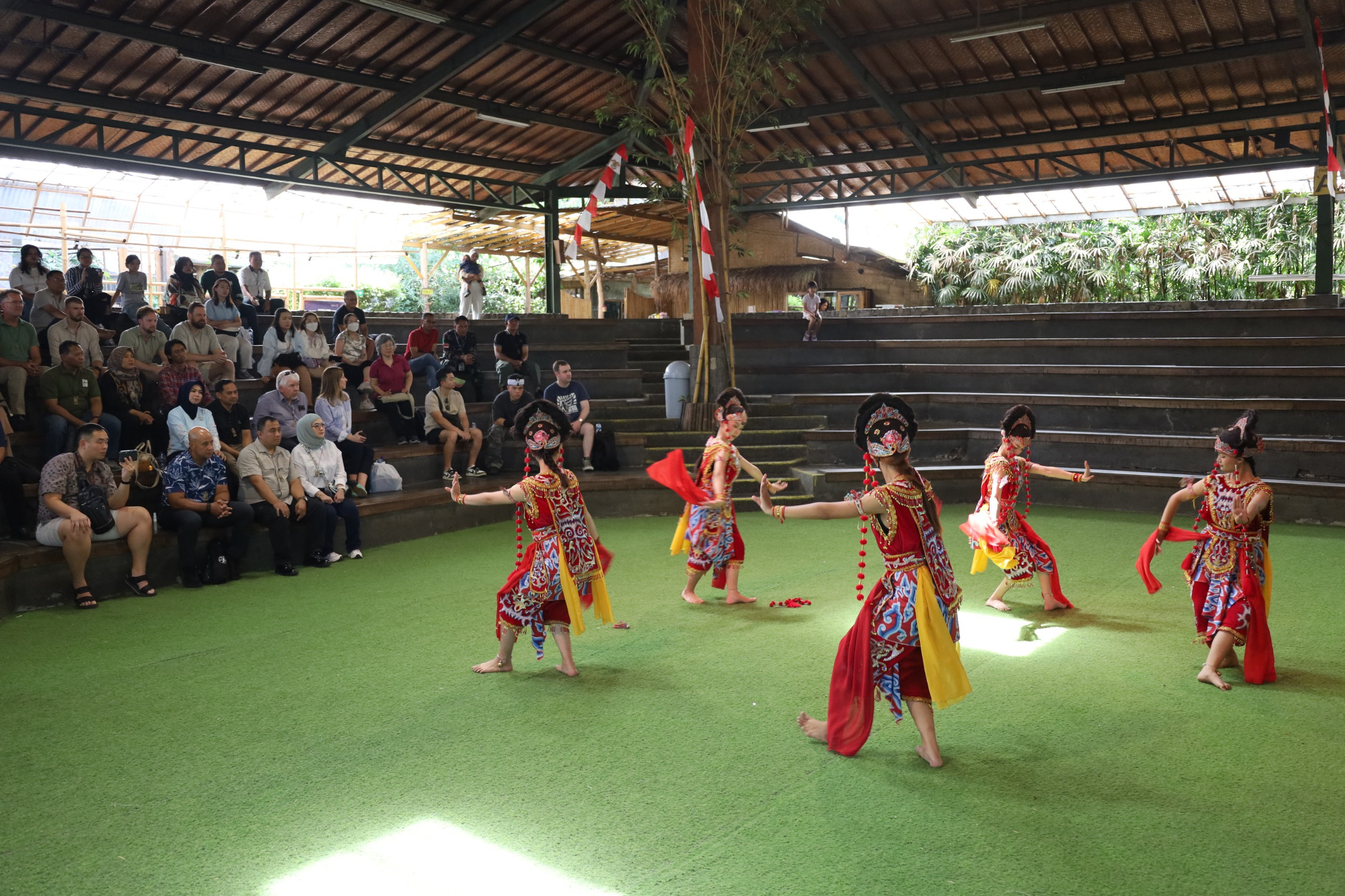 Culture Day_ Peserta Staffex SGS 2026 Ulik Budaya Indonesia Di Saung Angklung Udjo