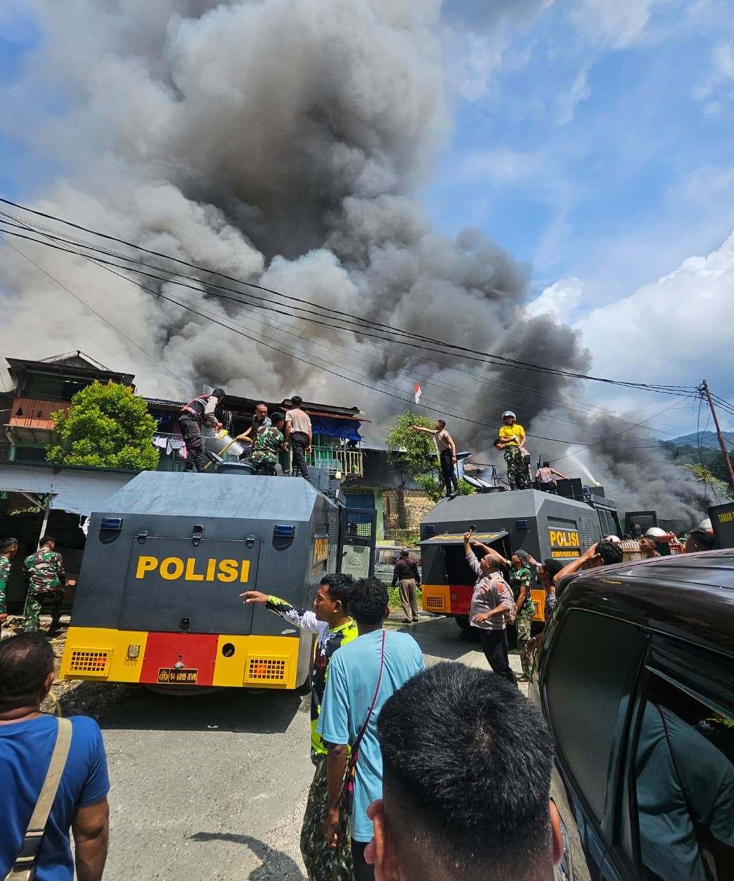Personel Polri dan TNI Bahu Membahu Padamkan Api di Kompleks Kodam Lama Jayapura