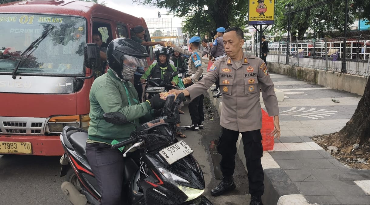 Jumat Berkah Di Bulan Ramadhan Polsek Bekasi Barat Bagikan Takjil