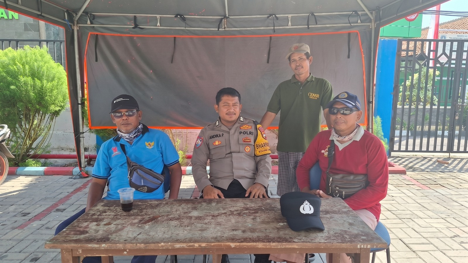 Jakarta On The Spot di Pulau Tidung, Bhabinkamtibmas Imbau Warga Tak Mudah Percaya Hoaks dan Kenalkan Polisi 110