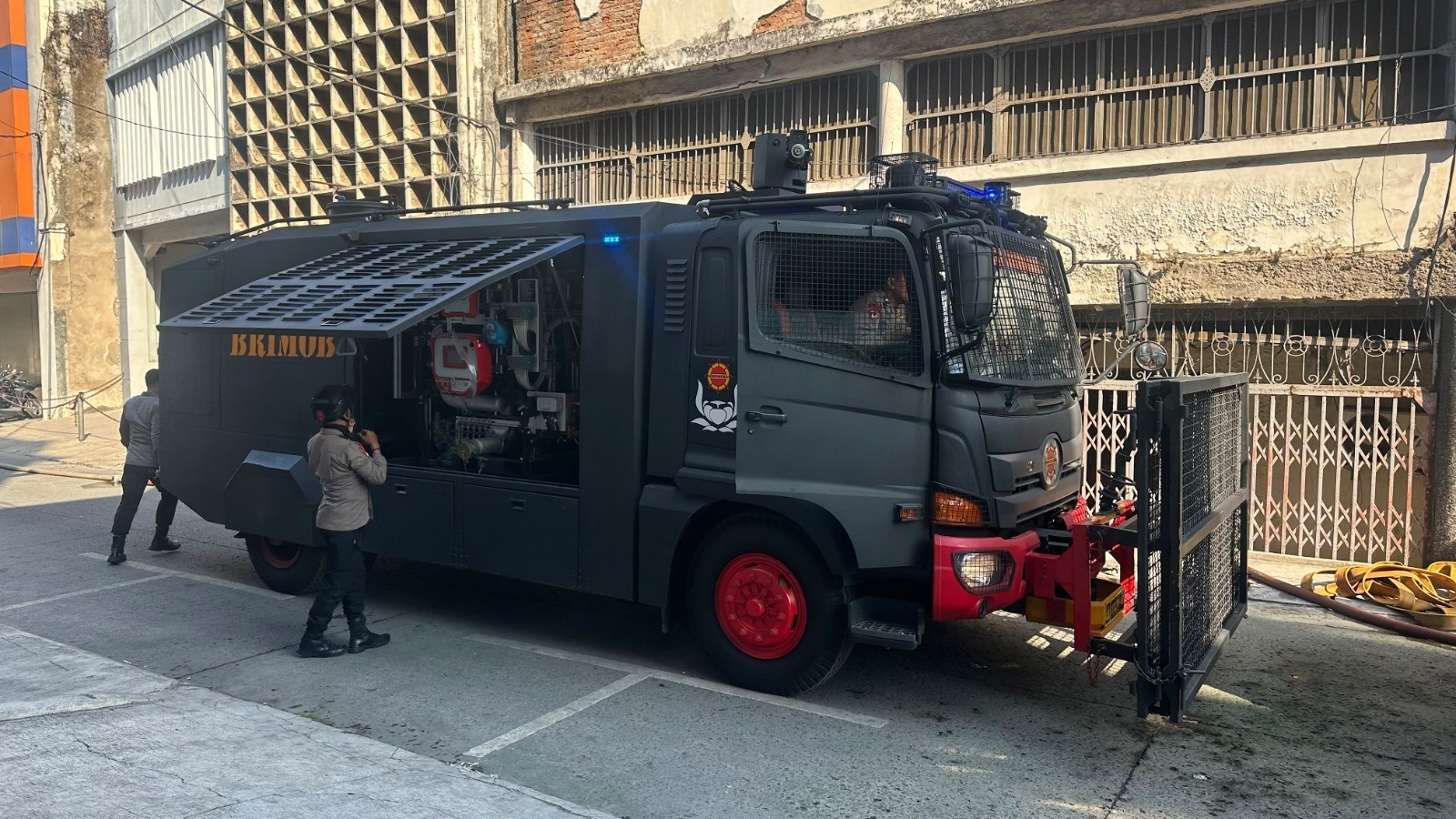 Brimob Polda Metro Jaya Respons Kebakaran Gudang Tekstil di Pasar Asemka