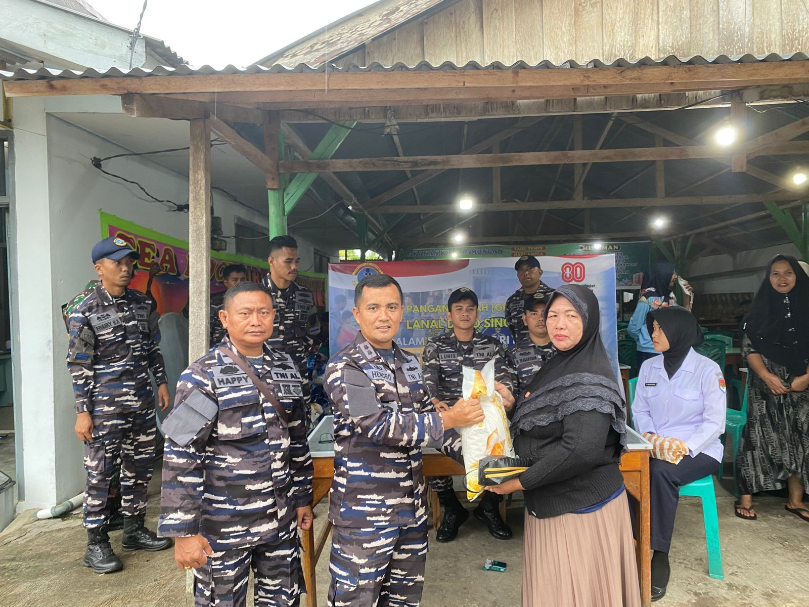 Masyarakat Antusias Sambut Gerakan Pangan Murah, Danlanal DBS Gelar Bazar di Primkopal Lanal Dabo Singkep Dalam Rangka HUT Ke-80 TNI AL