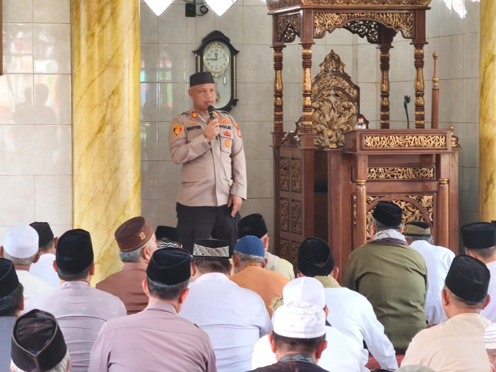 Jumat Keliling, Kapolsek Bekasi Barat Sampaikan Himbauan Kamtibmas di Masjid Al-Ikhlas