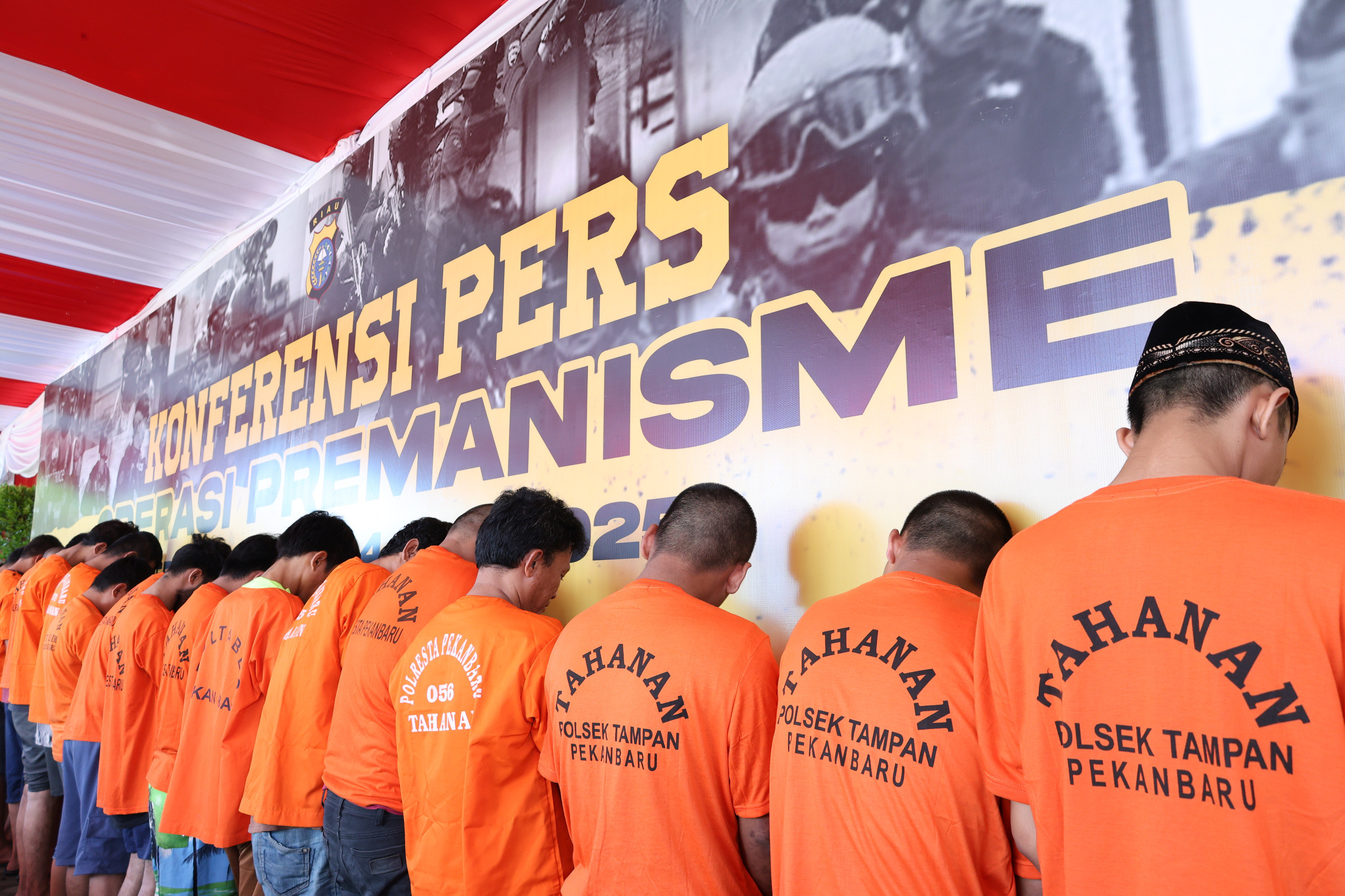 POLDA RIAU KONFERENSI PERS PENGUNGKAPAN KASUS PREMANISME/KEJAHATAN JALANAN HASIL OPERASI PEKAT LANCANG KUNING 2025