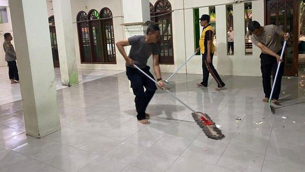 Pasca Olah TKP, Polres Metro Jakarta Utara Bersihkan Masjid SMAN 72 Kelapa Gading untuk Pulihkan Kondisi dan Hilangkan Traumatis Warga Sekolah