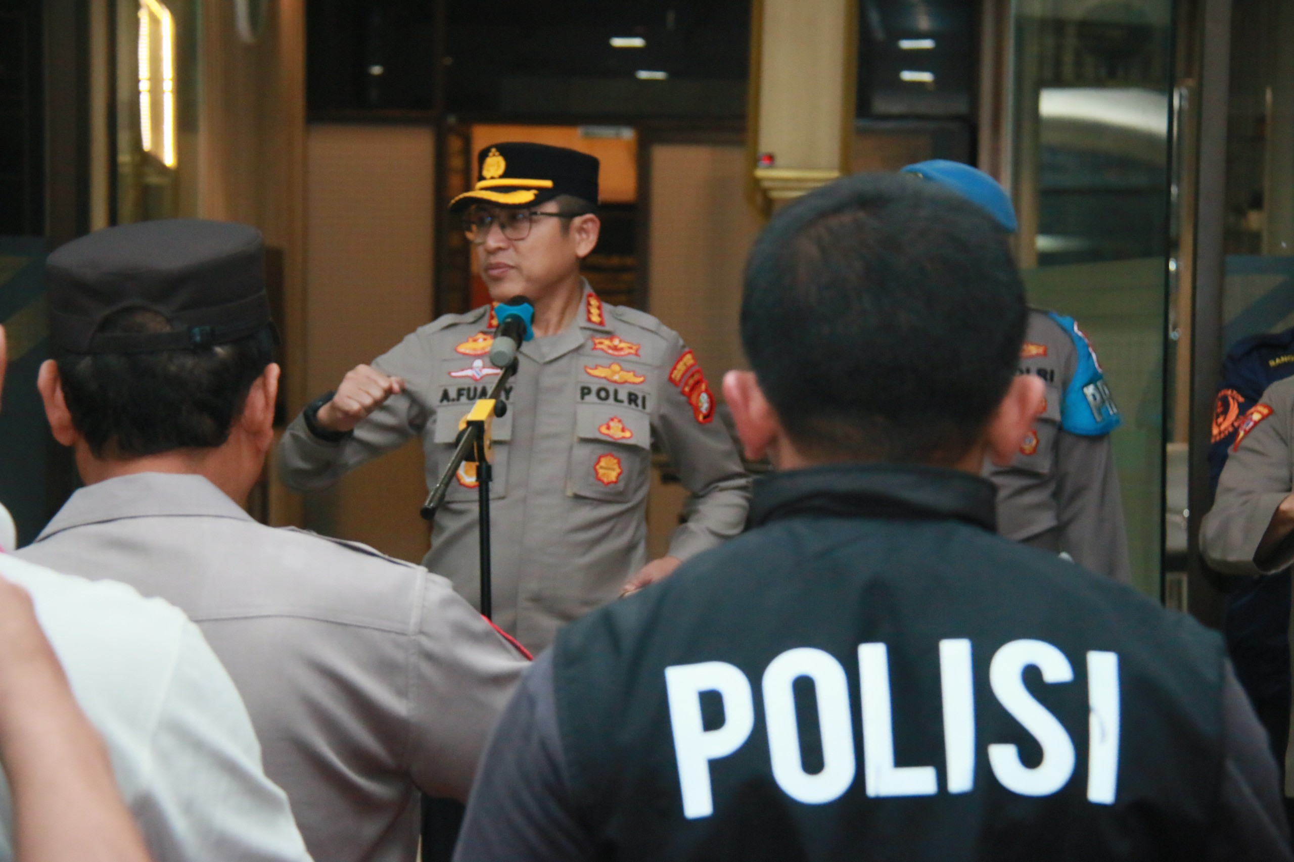 Apel Gabungan Polres Metro Jakarta Utara: Sinergitas dan Komitmen Tinggi Jaga Kamtibmas di Malam Hujan