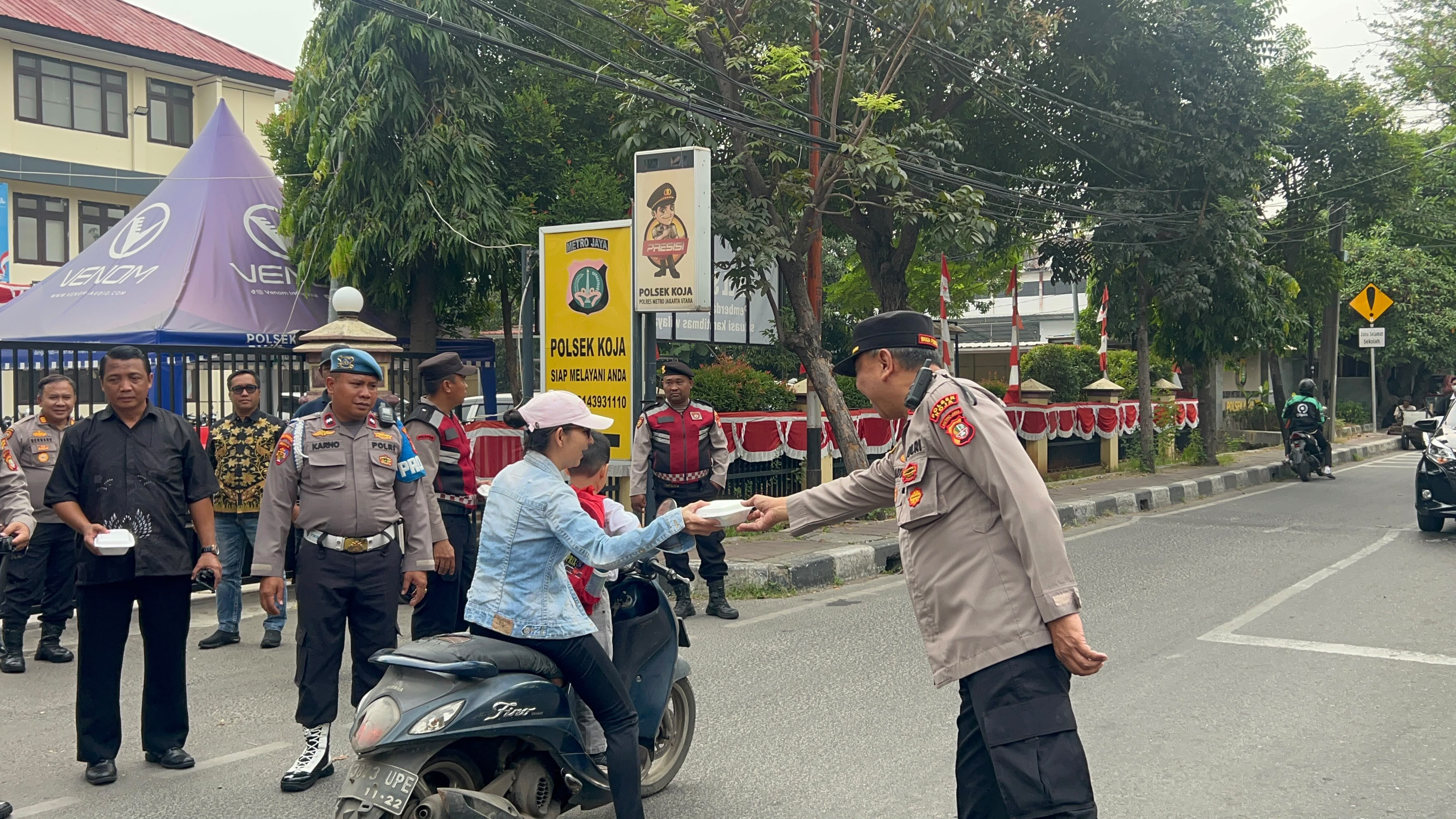 Polsek Koja Tebar Kepedulian, Bagikan 50 Nasi Bungkus kepada Warga Lewat Jumat Peduli