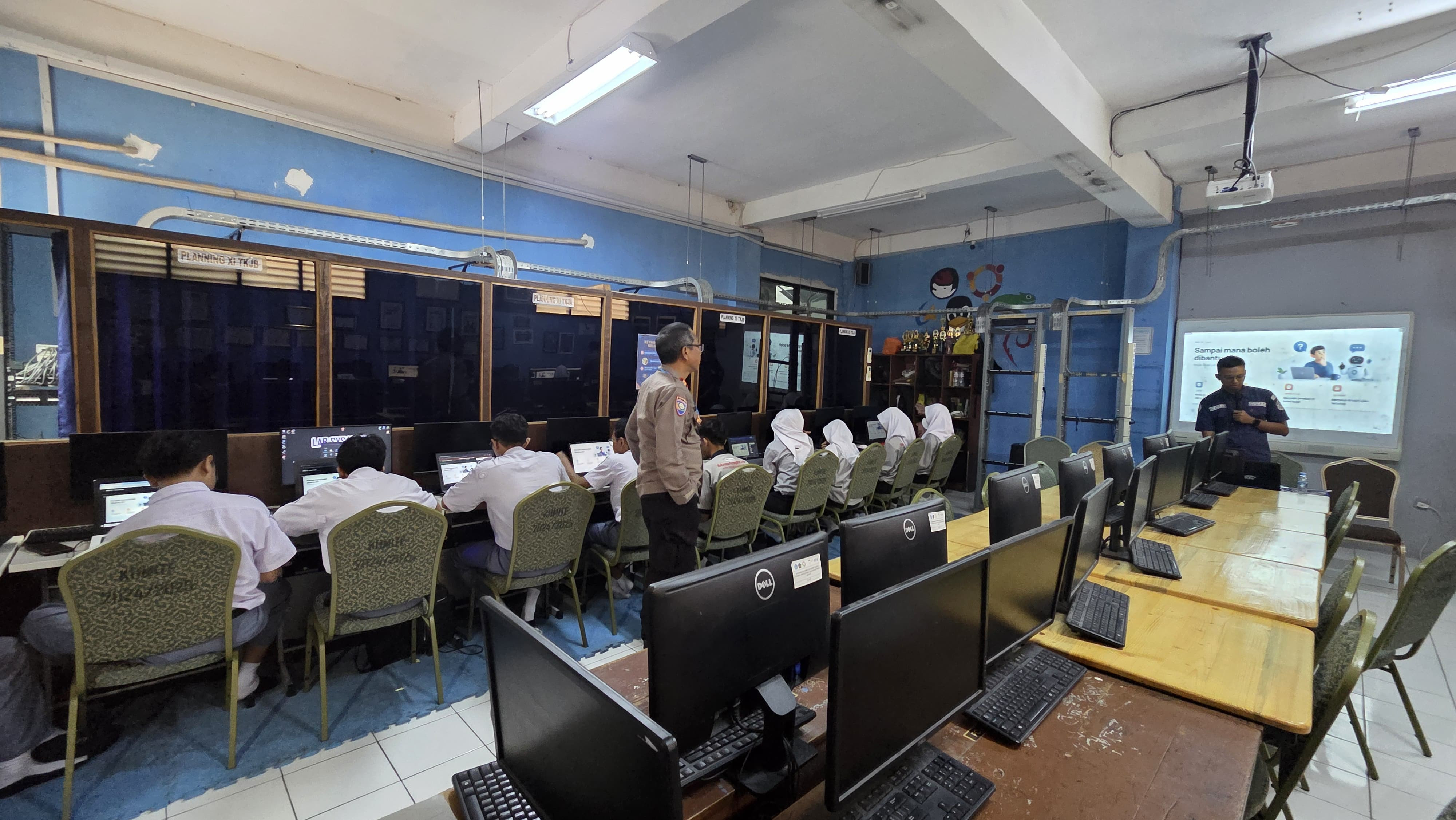 Polsek Bekasi Barat Sosialisasikan Pemanfaatan Artificial Intelligence kepada Pelajar SMKN 1 Kota Bekasi