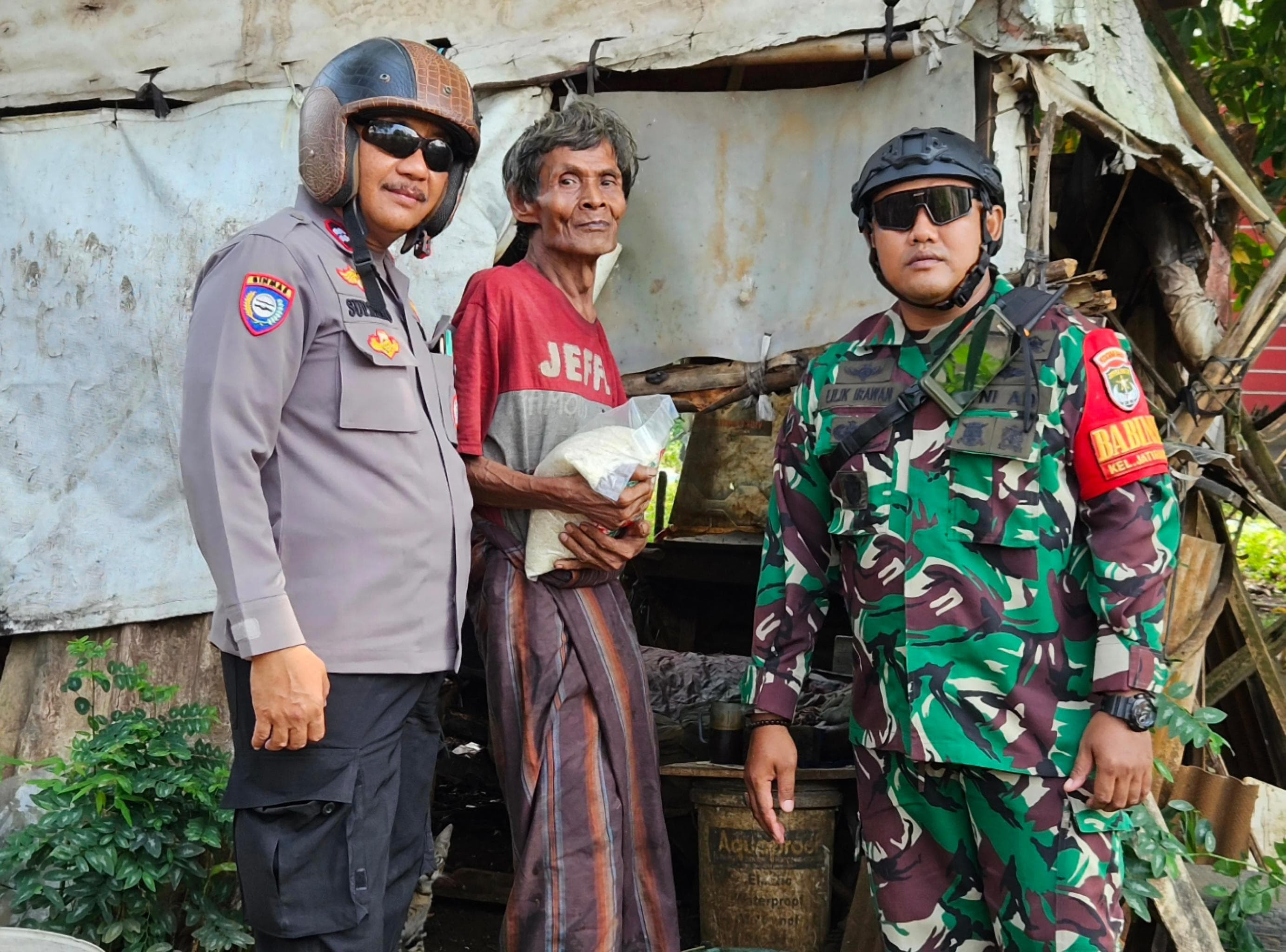 Jumat Berbagi, Personil Binmas Polsek Jatisampurna dan Babinsa Salurkan Bantuan Beras ke Warga