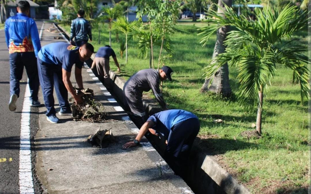 Minggu Bersih Lanal Bengkulu Dalam Rangka HUT Ke-80 TNI Tahun 2025