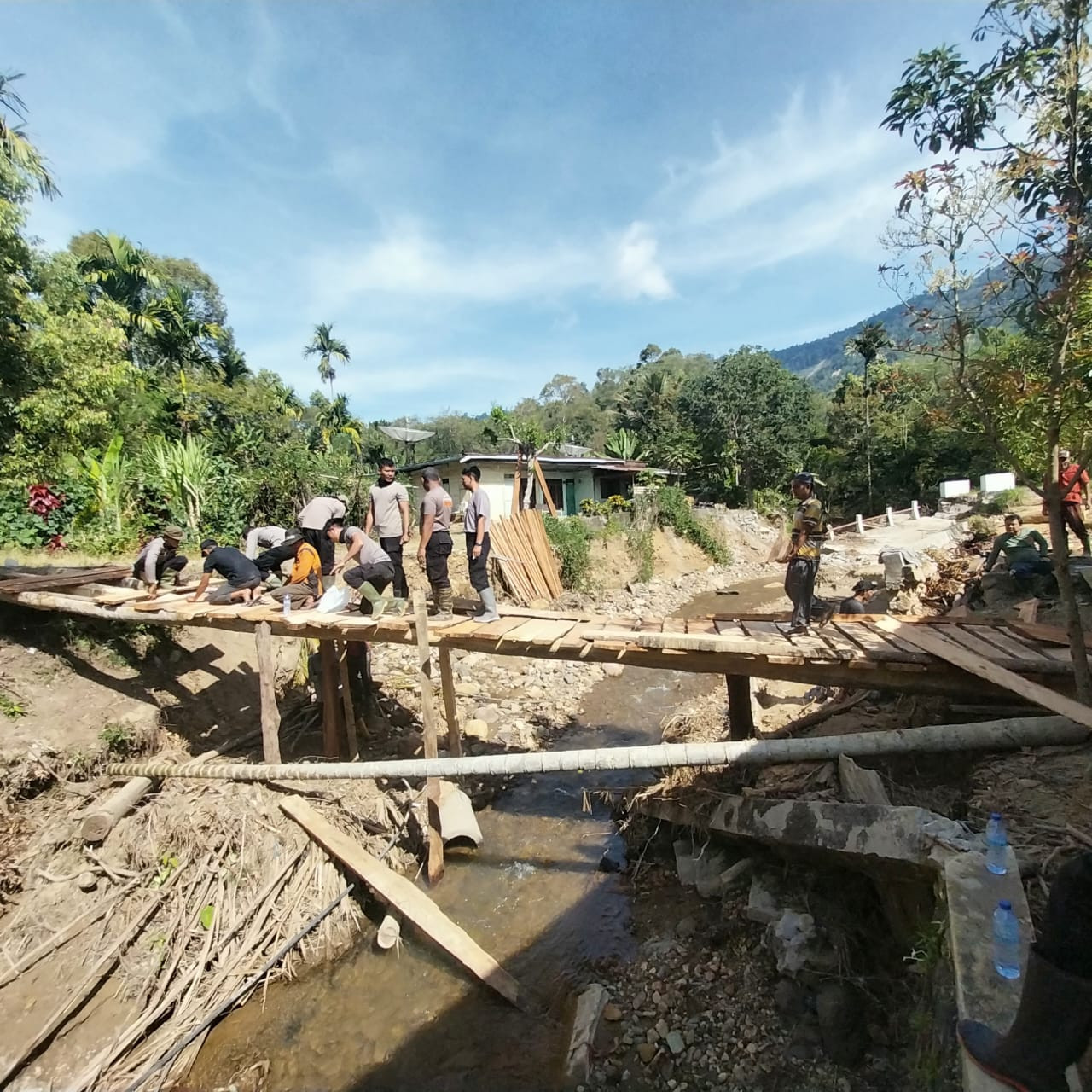 Polri Bersama Masyarakat Bangun Jembatan Darurat, Akses Tiga Kampung di Rusip Antara Kembali Terhubung