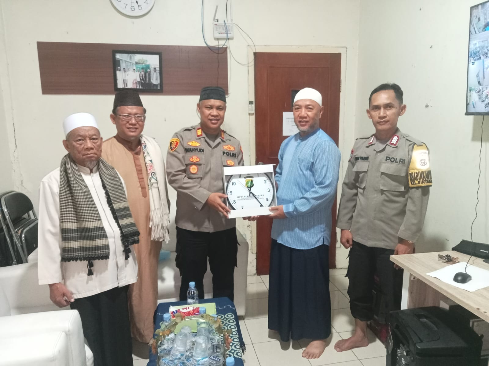 Jumat Curhat, Kapolsek Bekasi Barat Ajak Jamaah Masjid Al Iman Waspada Judol dan Hoax