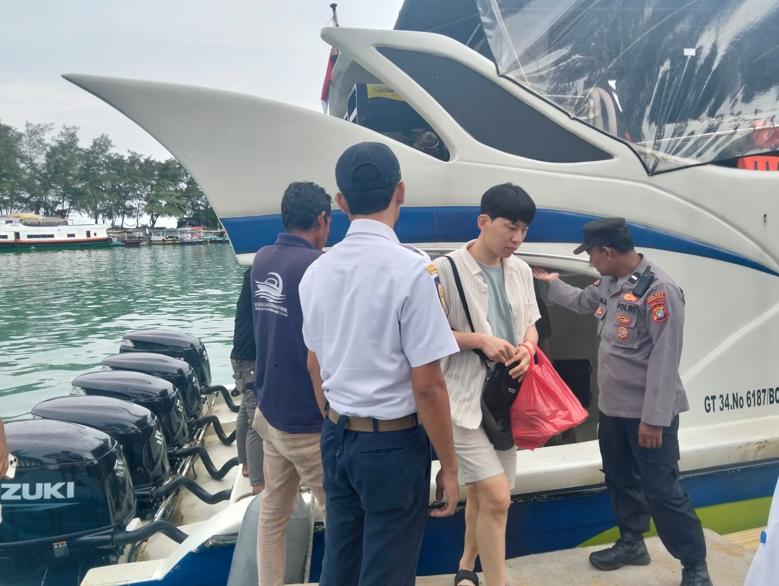 Polisi Humanis Amankan Dermaga Pulau Tidung dan Pulau Pari, Ciptakan Rasa Aman untuk Wisatawan