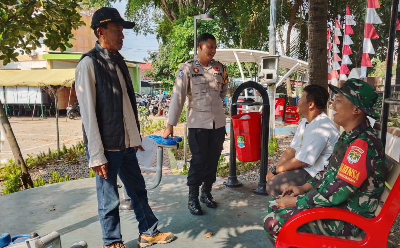 Sinergi di Mustikasari: Bhabinkamtibmas dan Babinsa Sambangi Warga Ingatkan Bahaya Curanmor hingga Judi Online