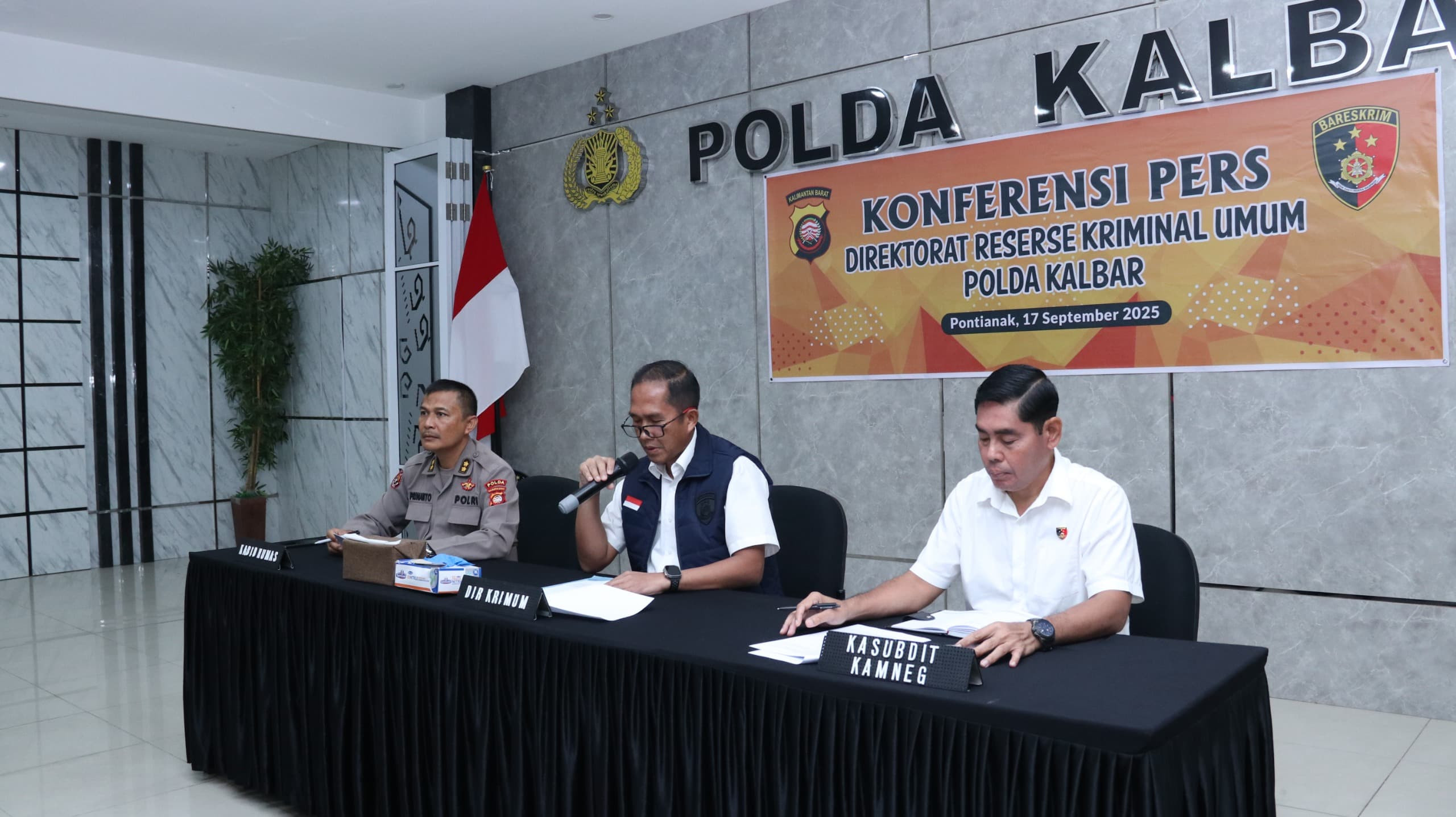 Polda Kalbar Tangkap Empat Penyusup Aksi Masa di Mapolda dan kantor DPRD  Provinsi Kalbar, Bom Molotov dan Senjata Tajam Disita