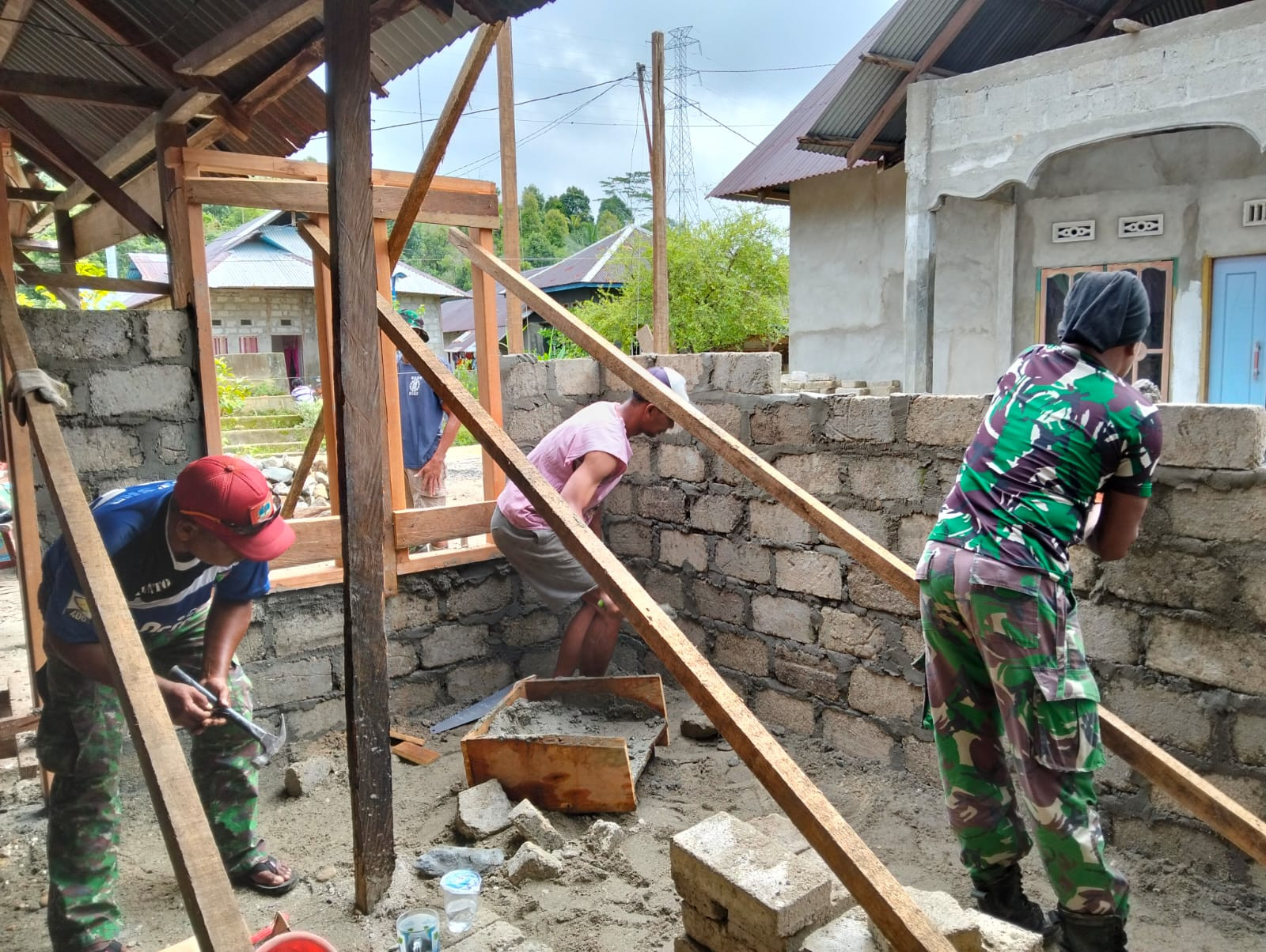 Satgas TMMD Kodim 1506/Namlea Bangun Rumah Tidak Layak Huni di Desa Leku