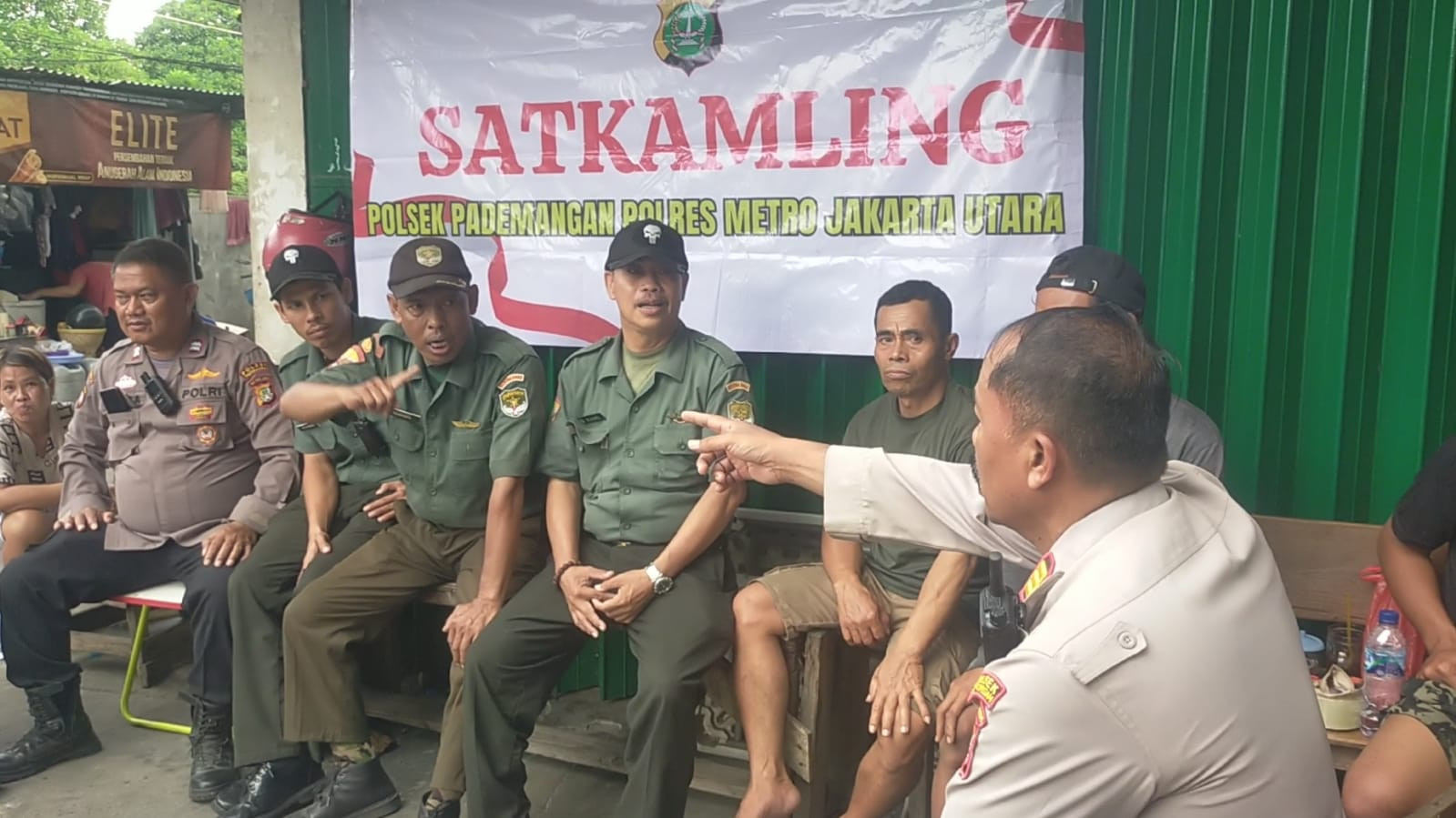 Polsek Pademangan Sambangi Ruko Primacon, Imbau Warga Jaga Keamanan Lingkungan