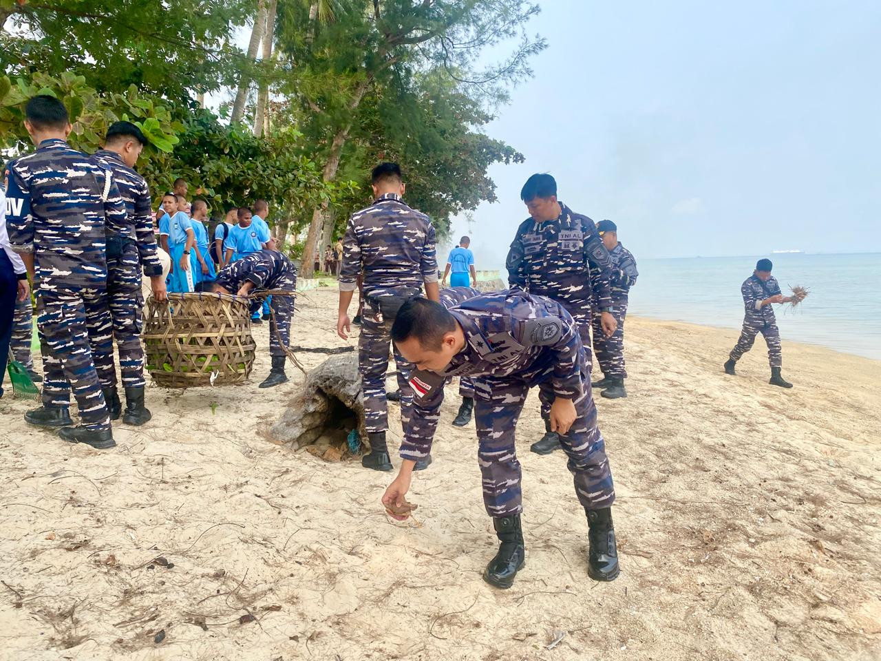 Sambut HUT Ke-81 TNI Angkatan Laut, Lanal Bintan Laksanakan Bersih Pantai